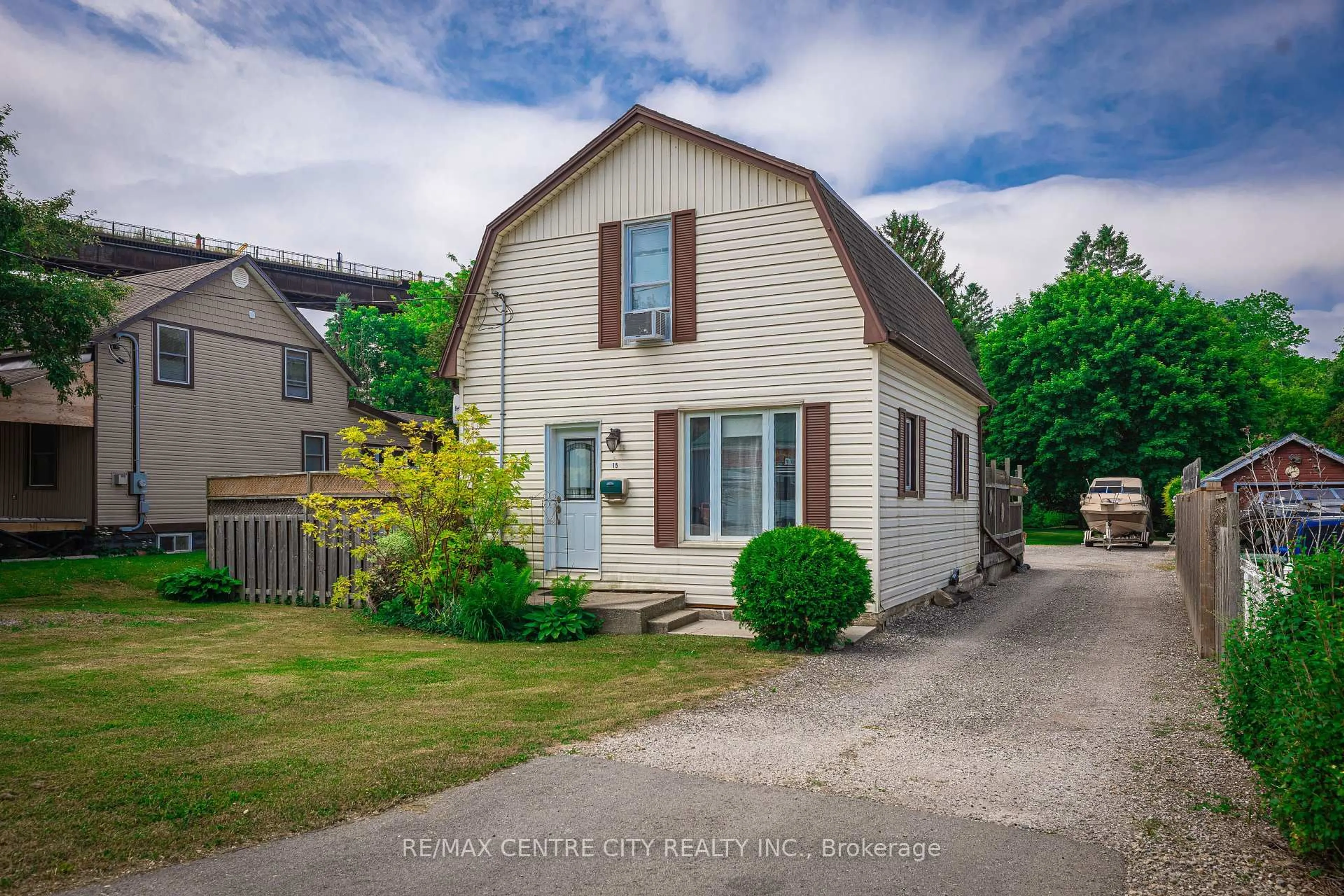 A pic from outside/outdoor area/front of a property/back of a property/a pic from drone, street for 15 SUNSET Dr, St. Thomas Ontario N5P 2J5