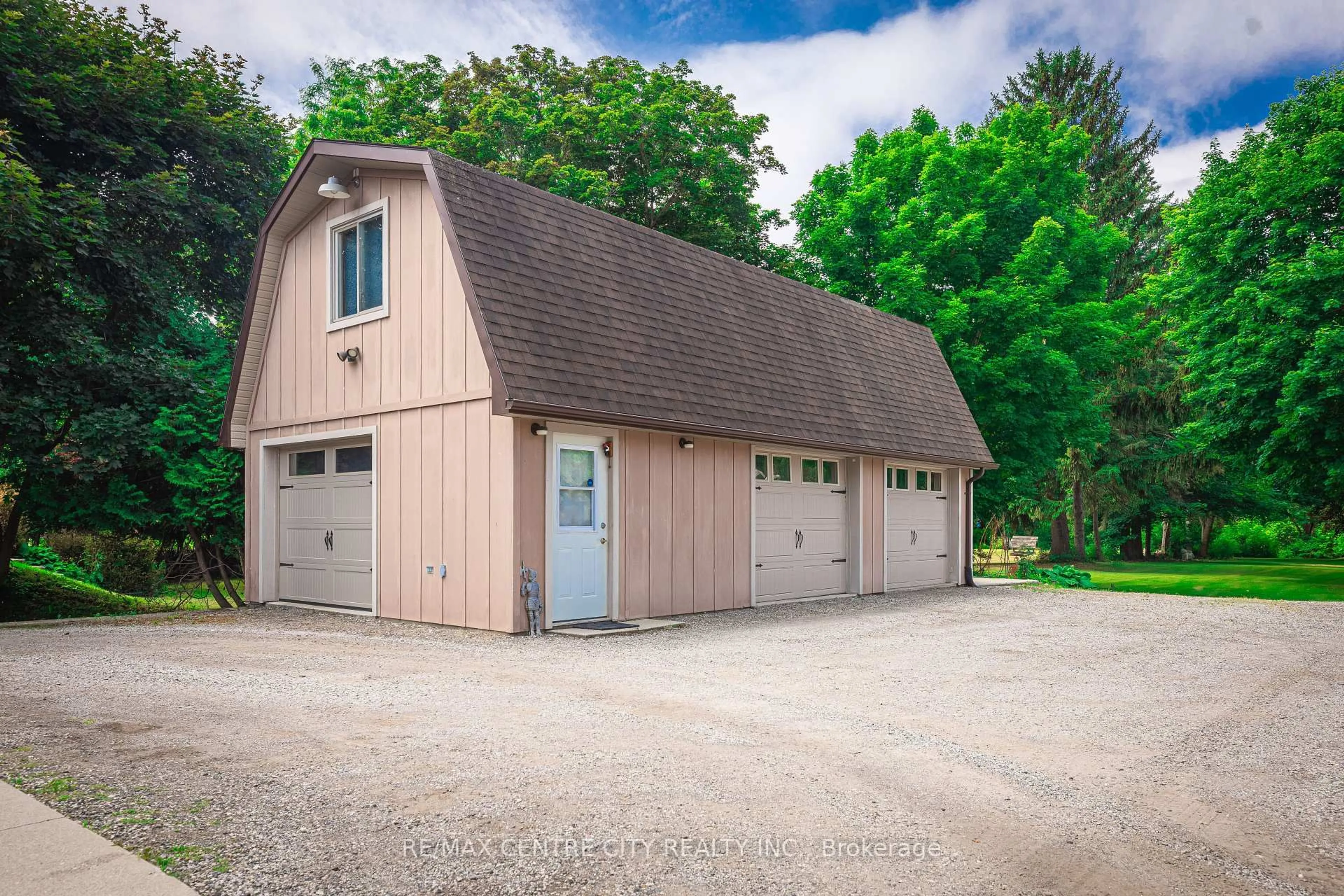 Indoor garage for 15 SUNSET Dr, St. Thomas Ontario N5P 2J5