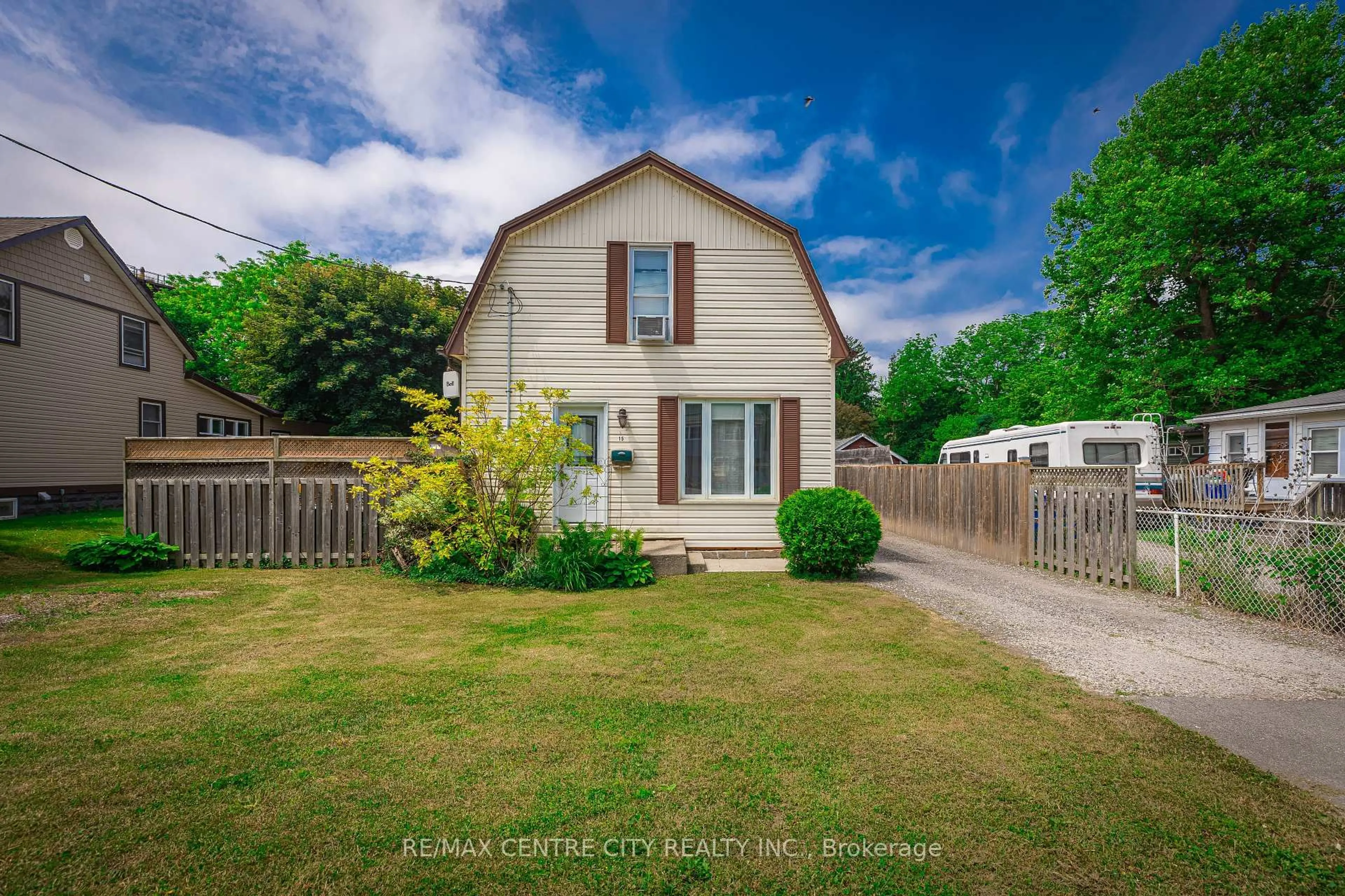A pic from outside/outdoor area/front of a property/back of a property/a pic from drone, street for 15 SUNSET Dr, St. Thomas Ontario N5P 2J5