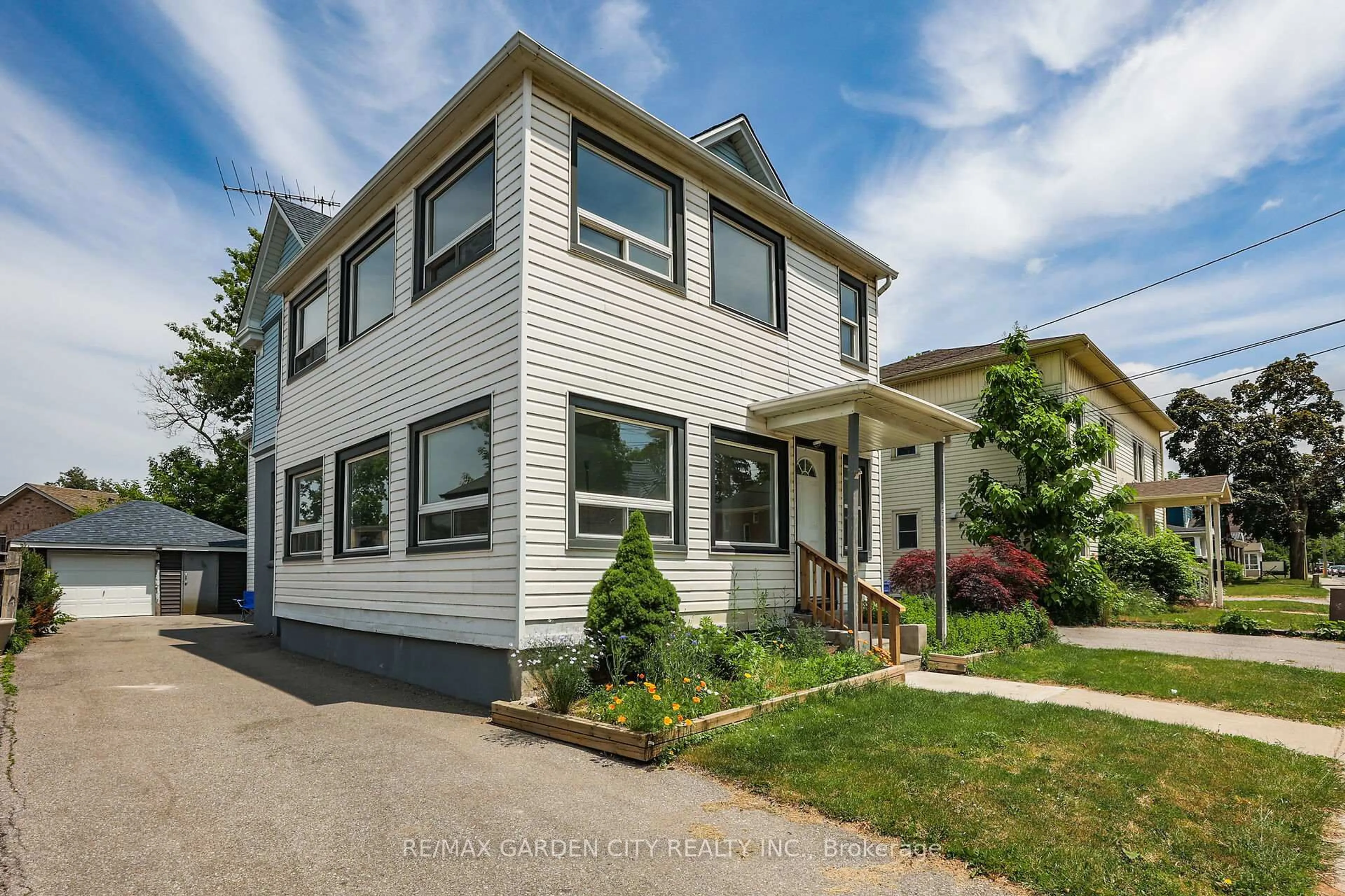 Home with vinyl exterior material, street for 224 Ontario St, St. Catharines Ontario L2R 5L1