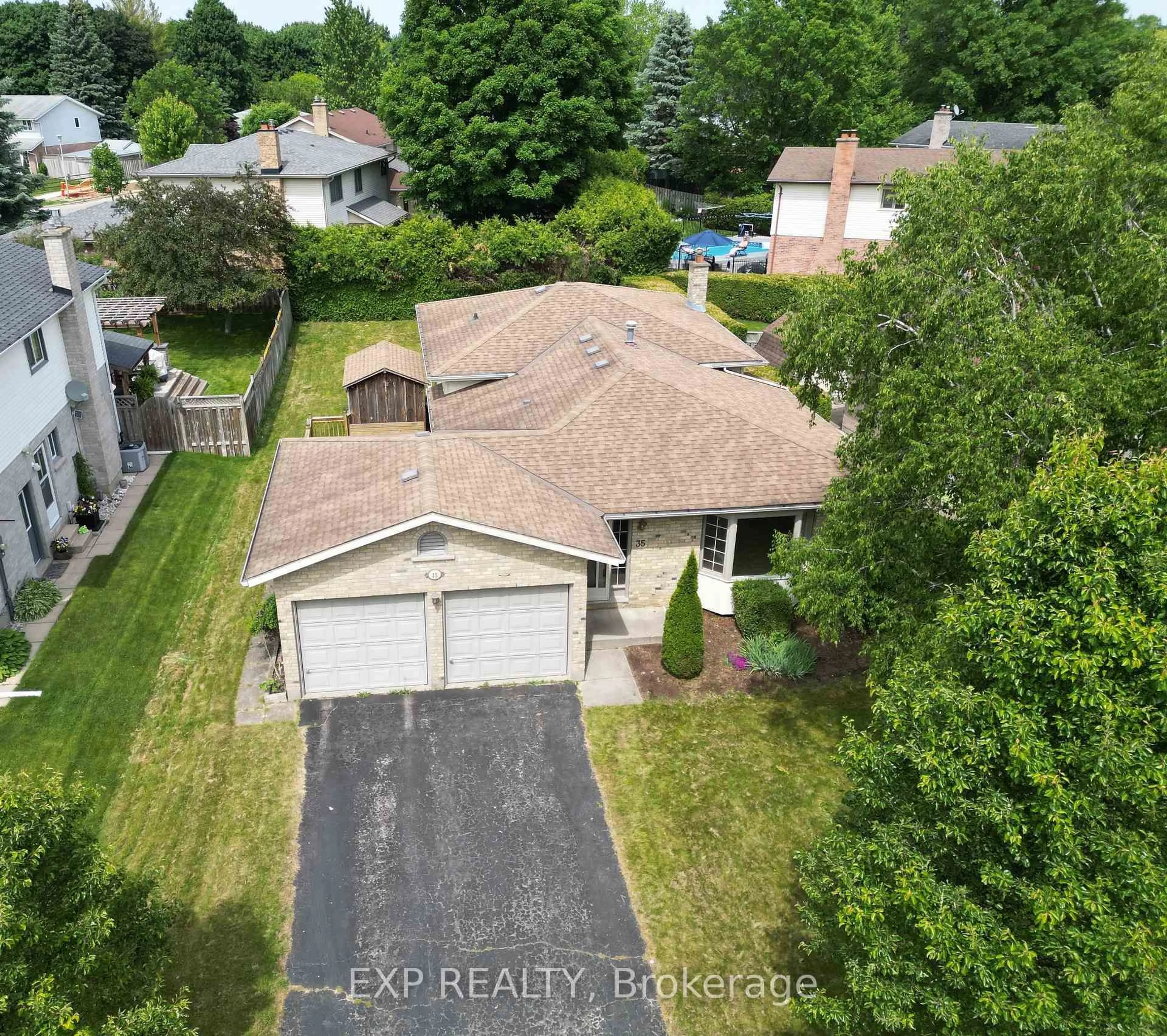 A pic from outside/outdoor area/front of a property/back of a property/a pic from drone, street for 35 MIDALE Crt, London North Ontario N5X 2R3