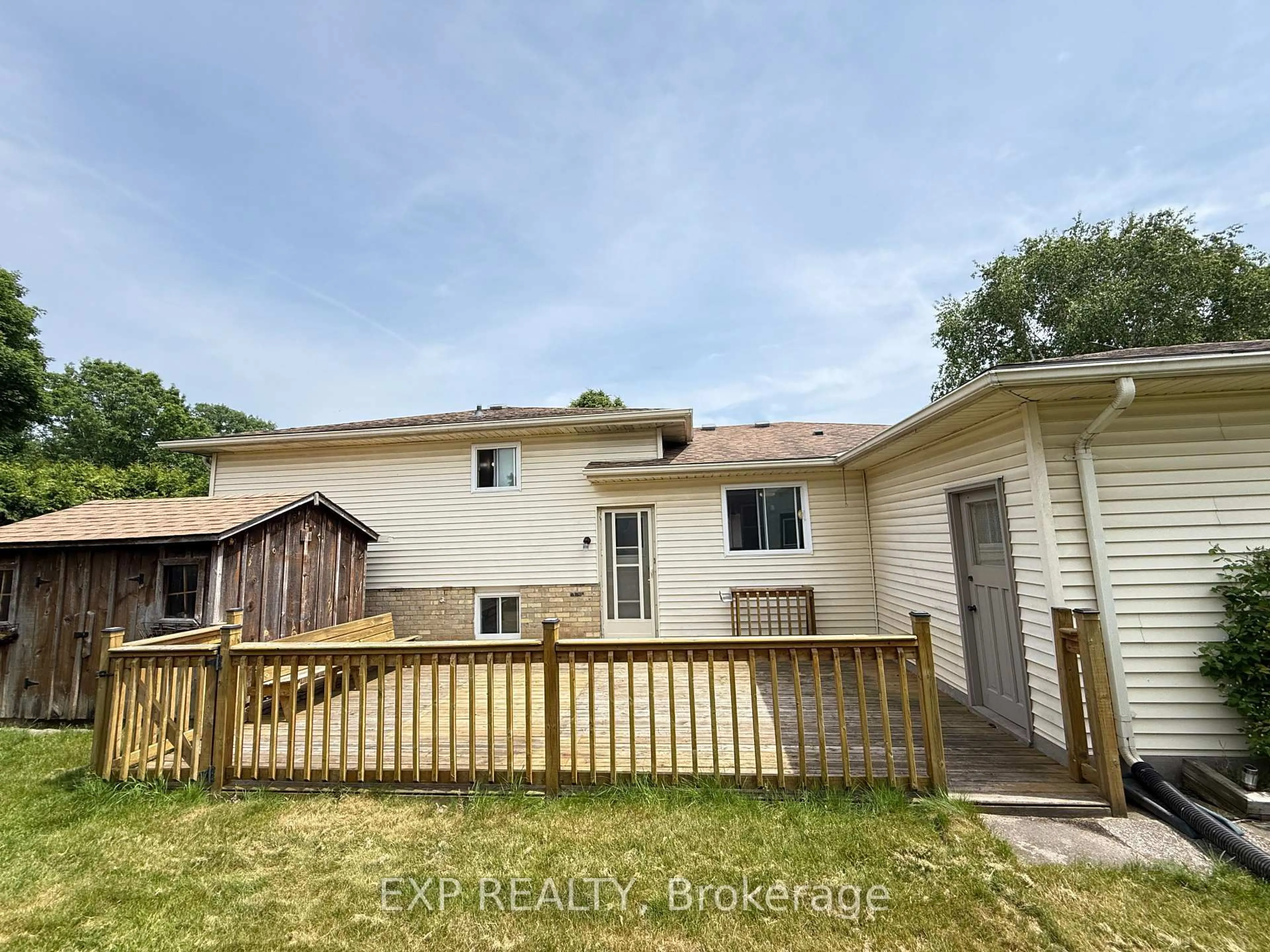 A pic from outside/outdoor area/front of a property/back of a property/a pic from drone, street for 35 MIDALE Crt, London North Ontario N5X 2R3