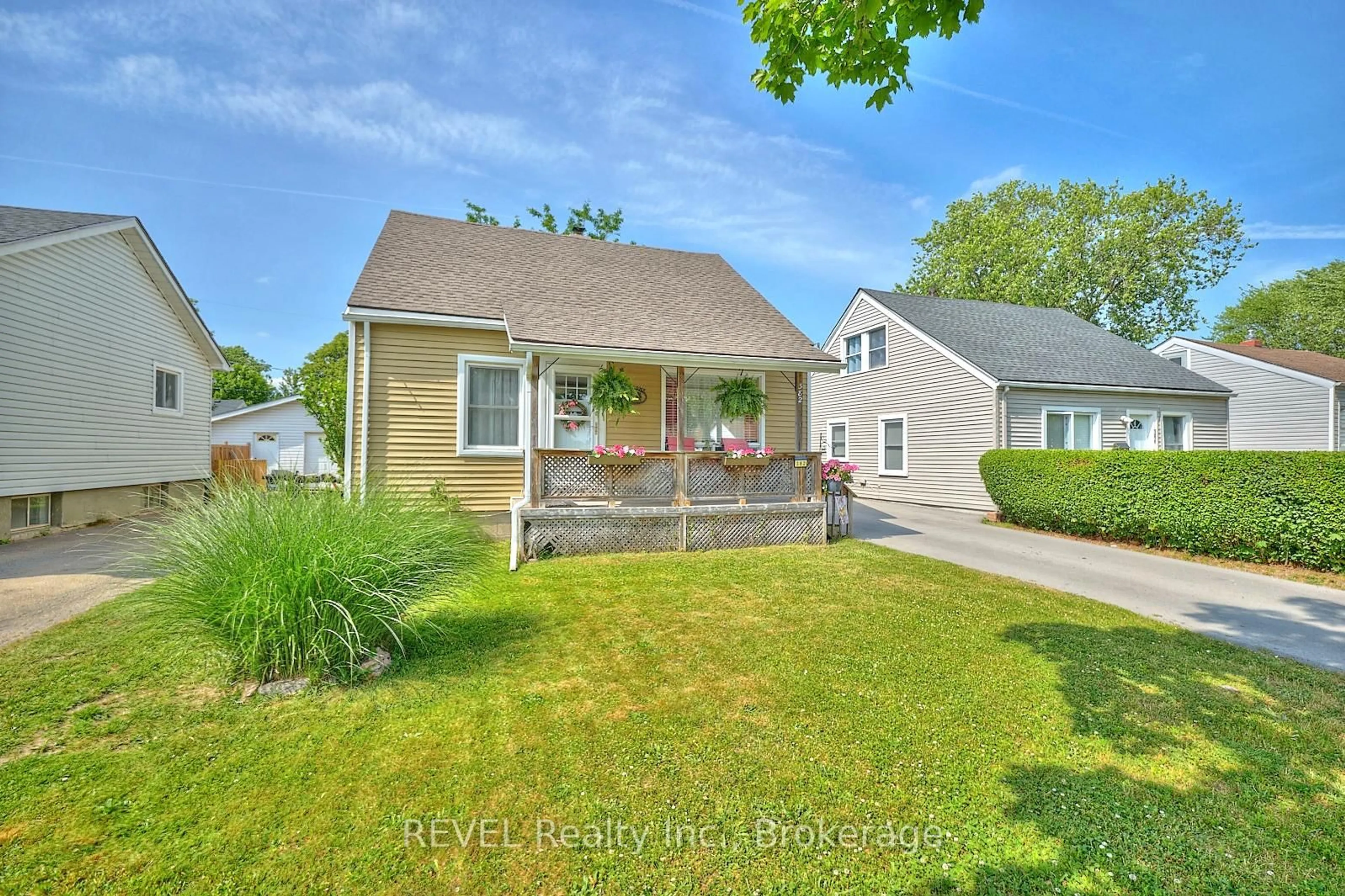A pic from outside/outdoor area/front of a property/back of a property/a pic from drone, street for 382 Hennepin Ave, Welland Ontario L3B 4T5