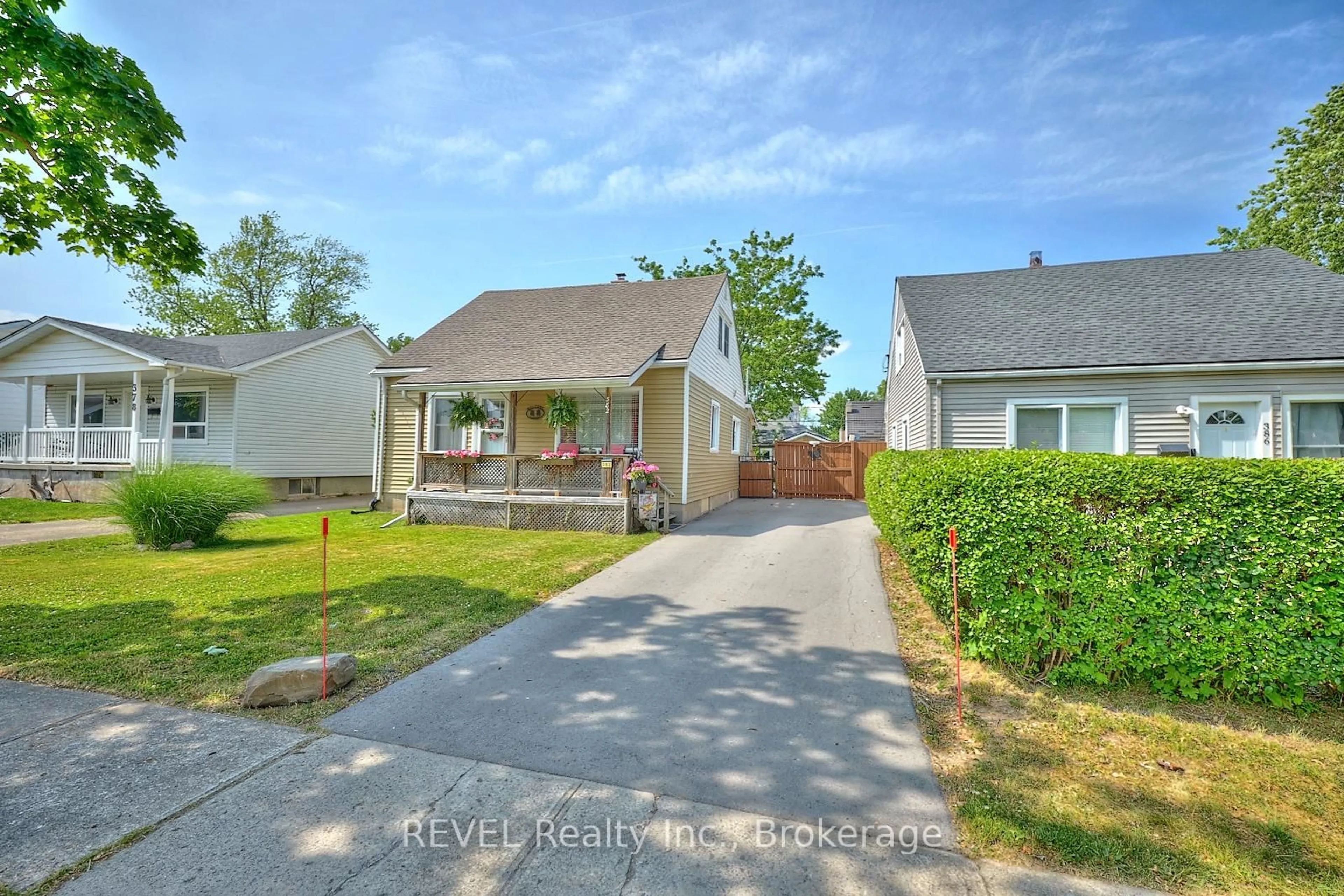 A pic from outside/outdoor area/front of a property/back of a property/a pic from drone, street for 382 Hennepin Ave, Welland Ontario L3B 4T5