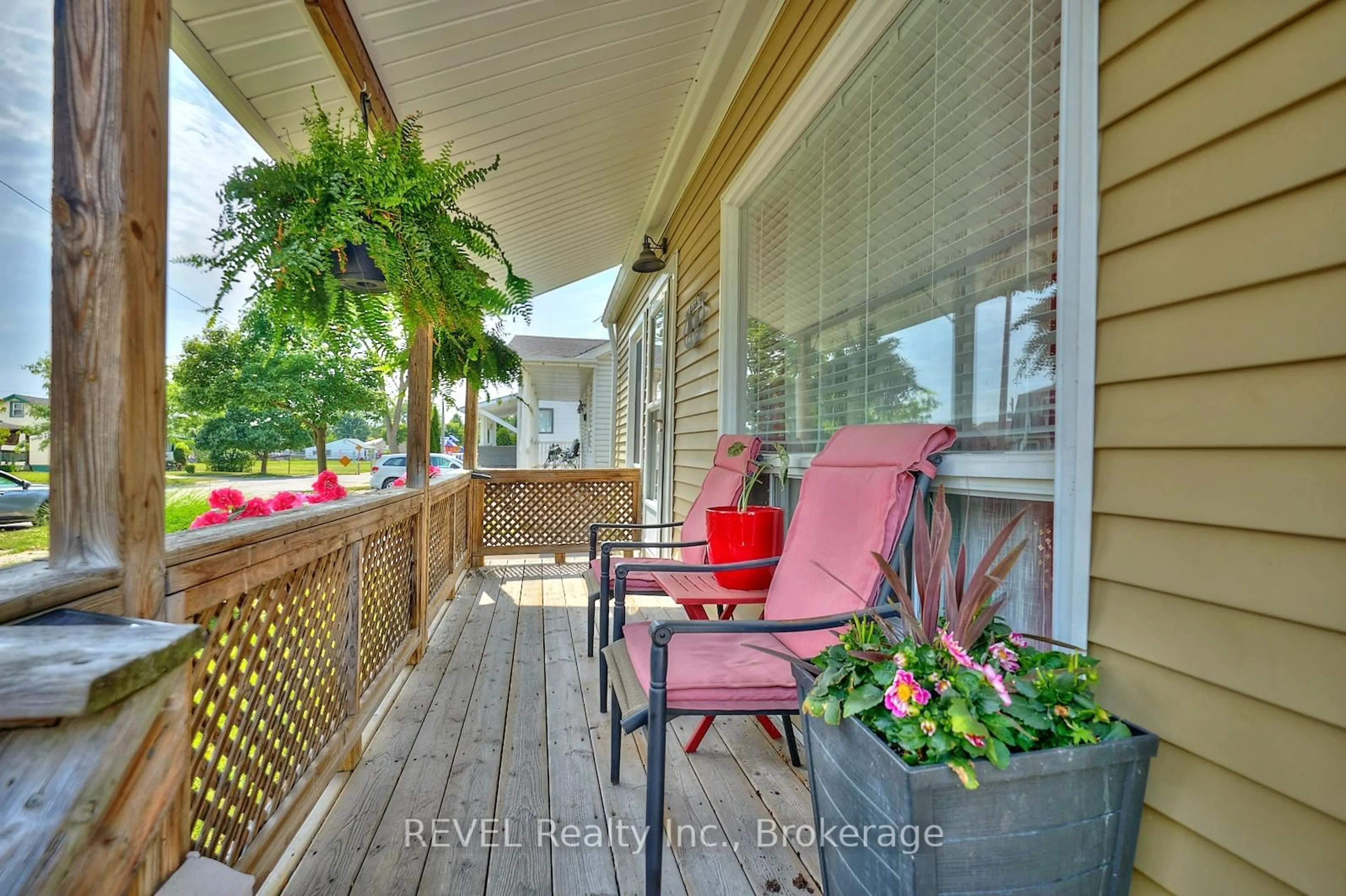 Patio, street for 382 Hennepin Ave, Welland Ontario L3B 4T5