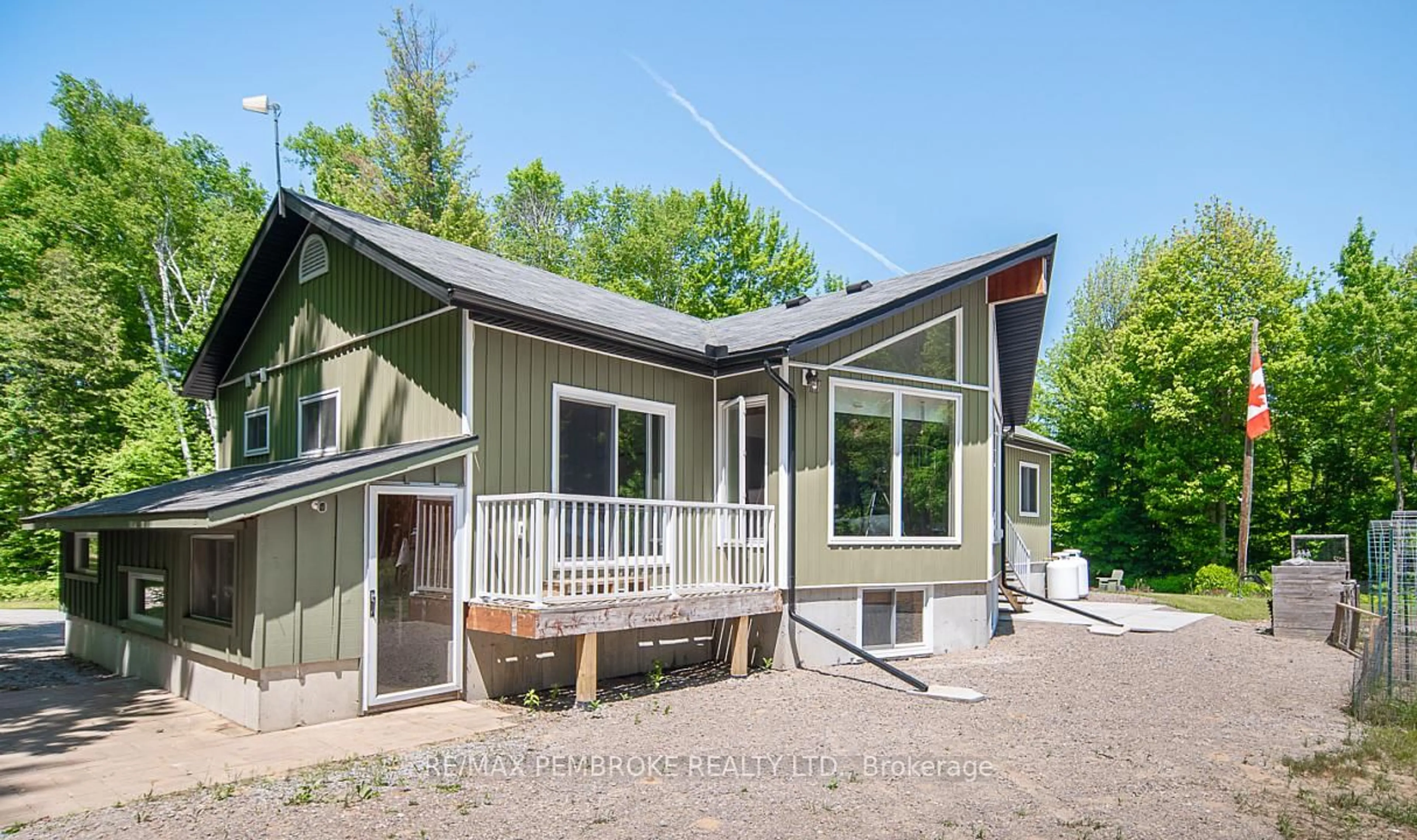 Home with vinyl exterior material, street for 622 Westmeath Rd, Pembroke Ontario K8A 6W2