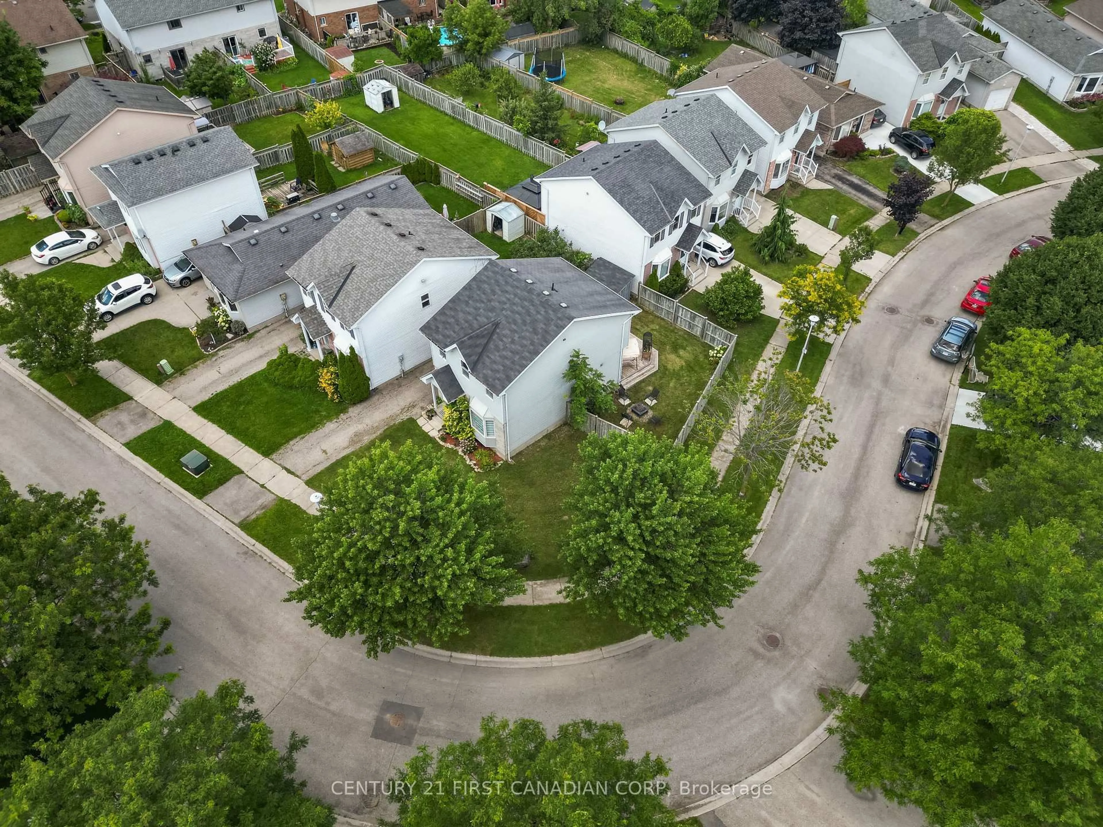 A pic from outside/outdoor area/front of a property/back of a property/a pic from drone, street for 132 Sandy St, London South Ontario N5Z 2C7