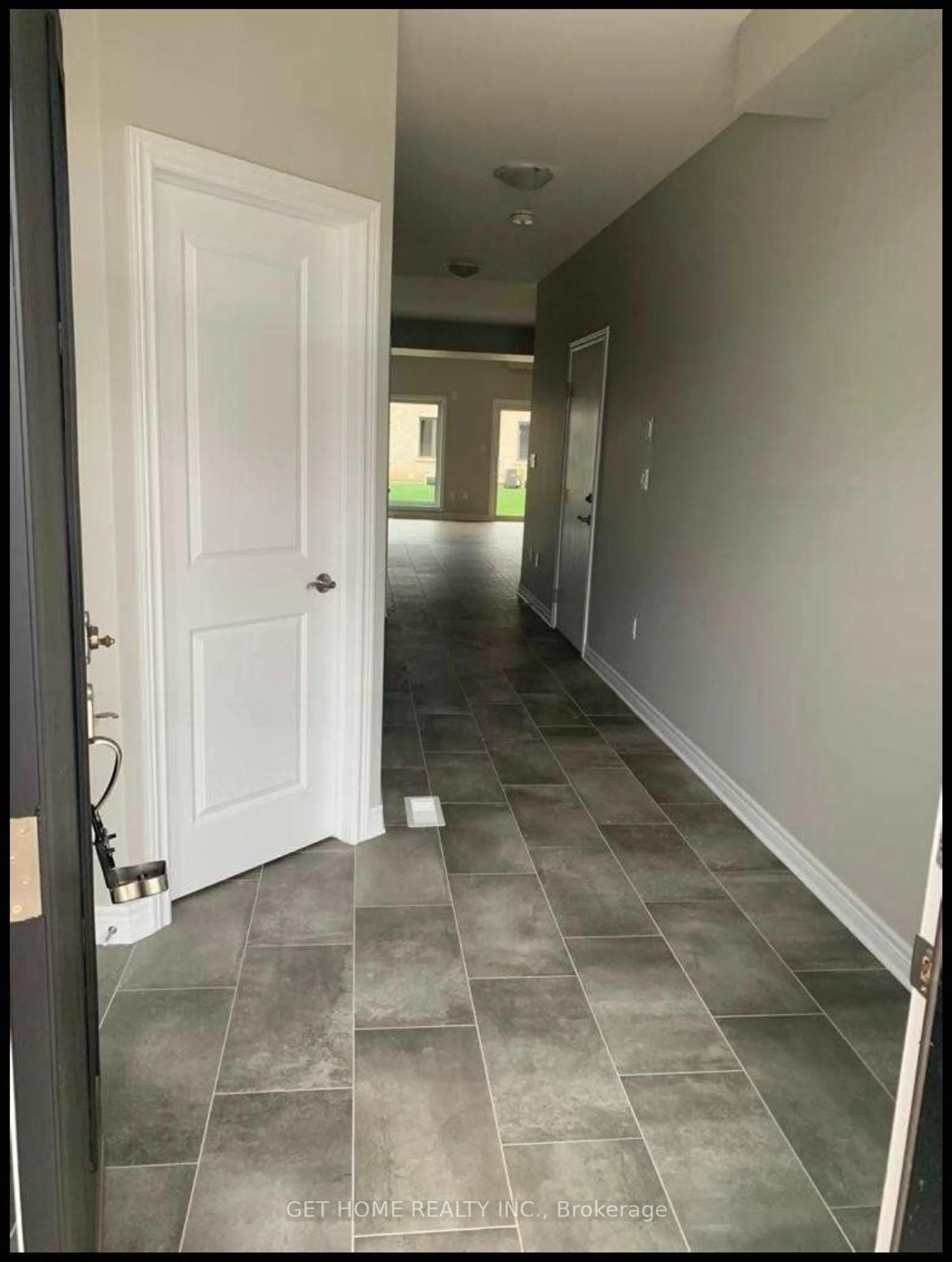 Indoor entryway for 7181 Parsa St, Niagara Falls Ontario L2H 3T1