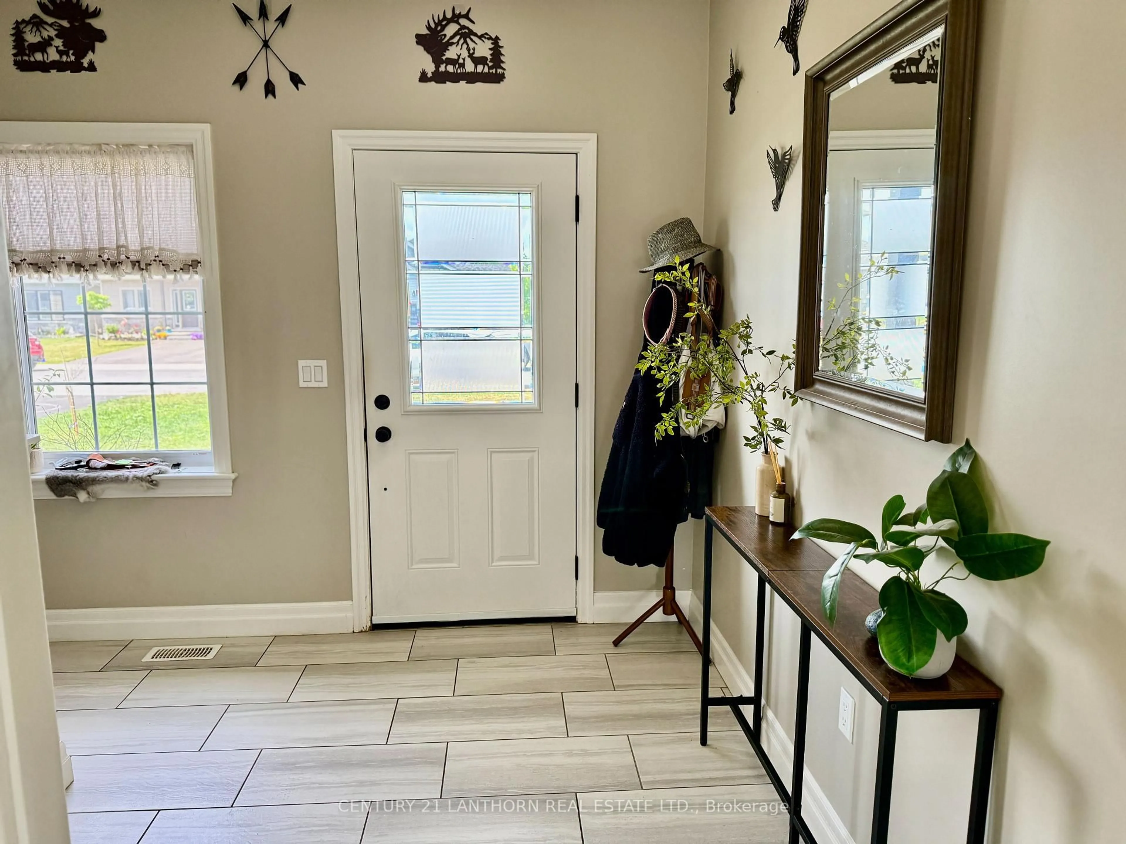 Indoor entryway for 45 Barley Tr, Stirling Ontario K0K 3E0