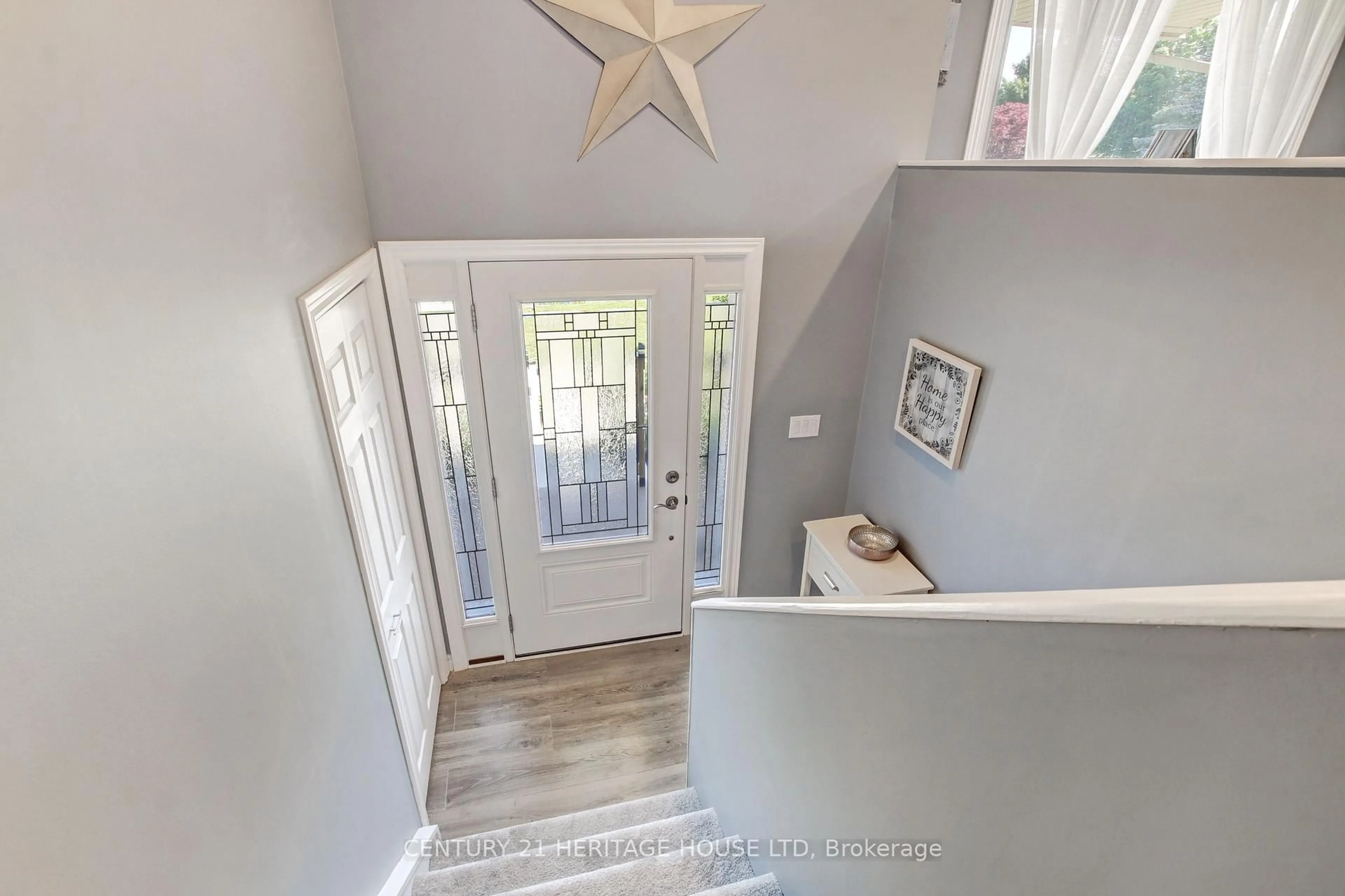 Indoor entryway for 59 David Dr, St. Thomas Ontario N5R 5L4