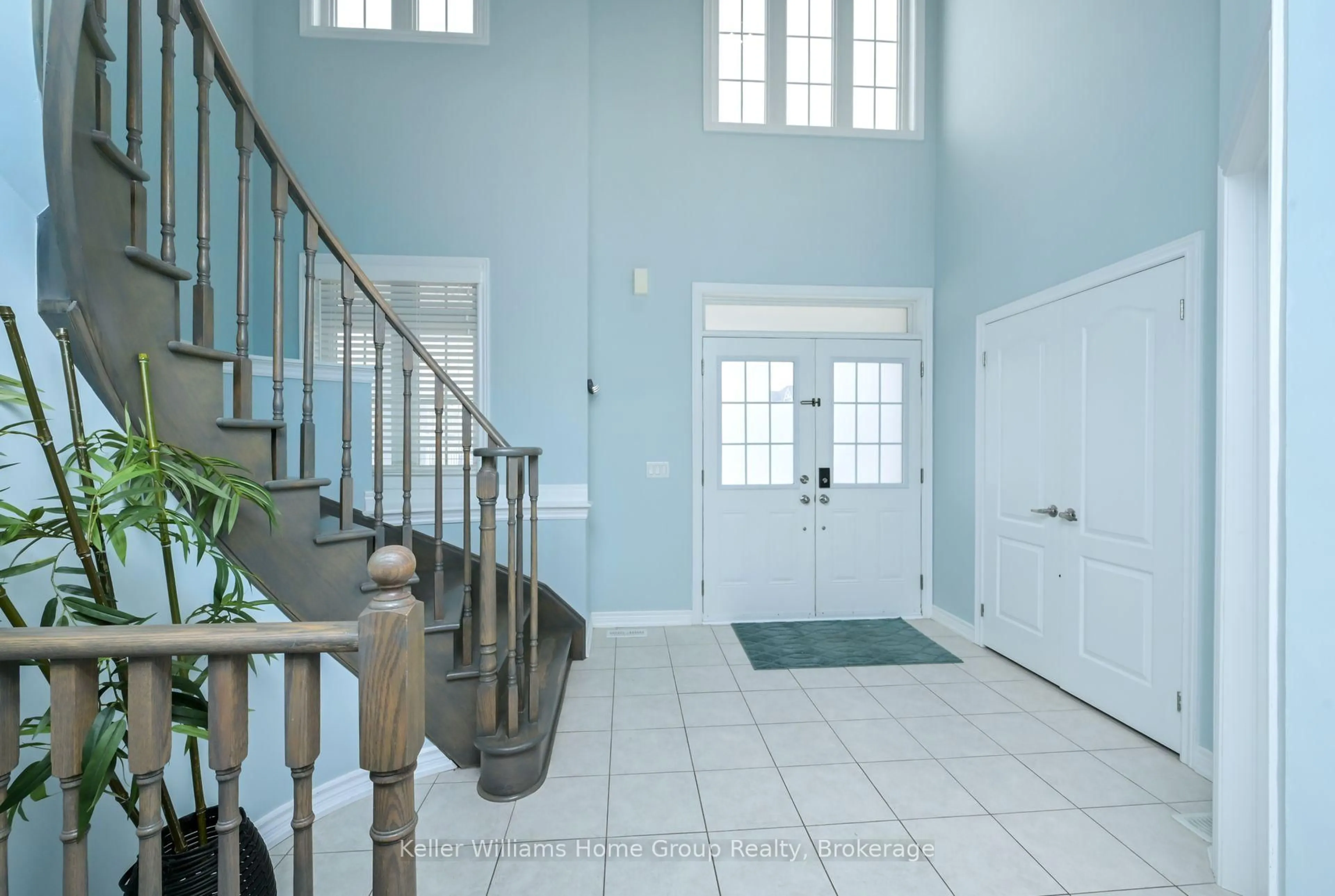 Indoor foyer for 656 Armstrong Rd, Shelburne Ontario L9V 3V4