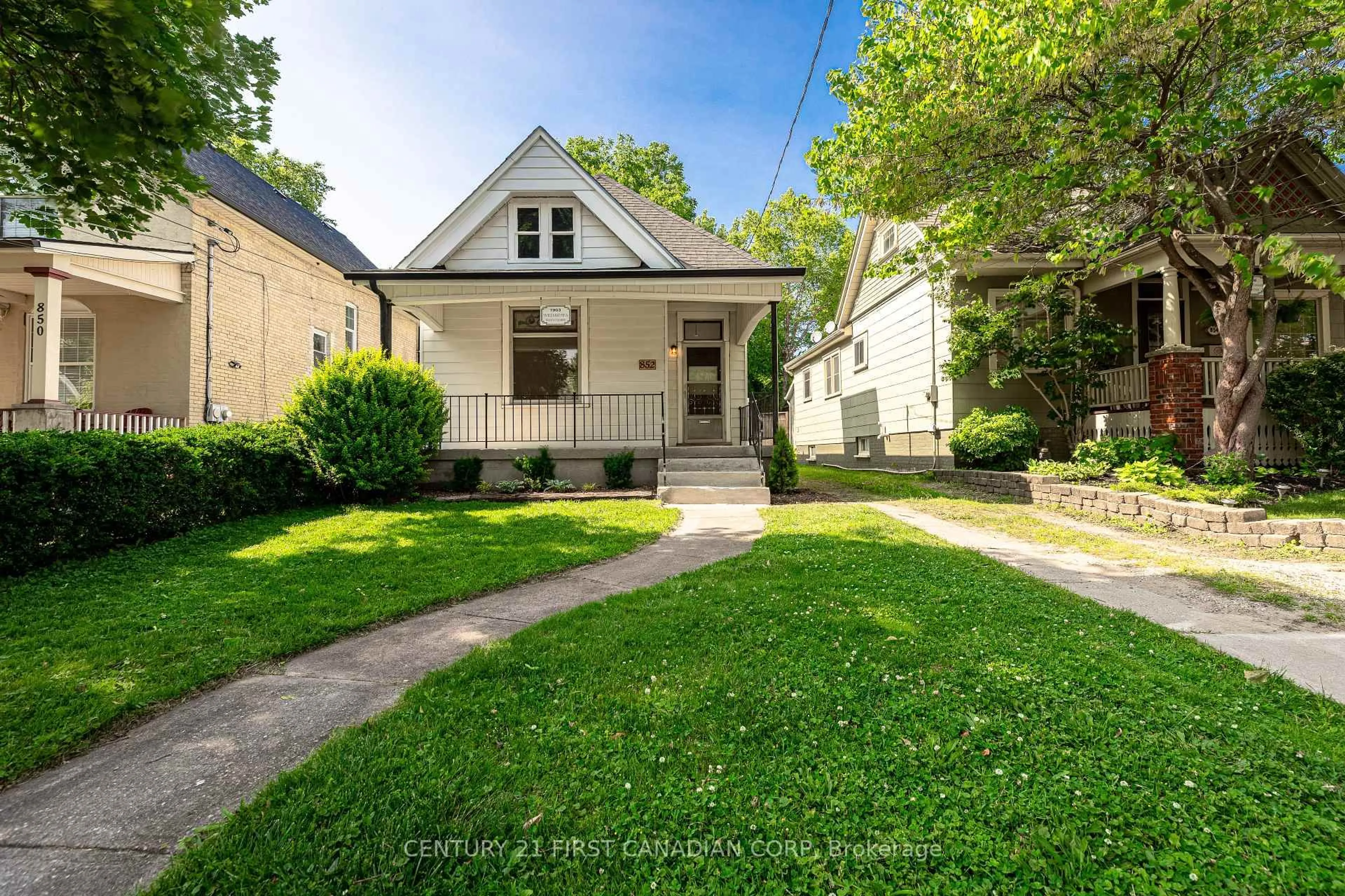 A pic from outside/outdoor area/front of a property/back of a property/a pic from drone, street for 852 Princess Ave, London East Ontario N5W 3M4