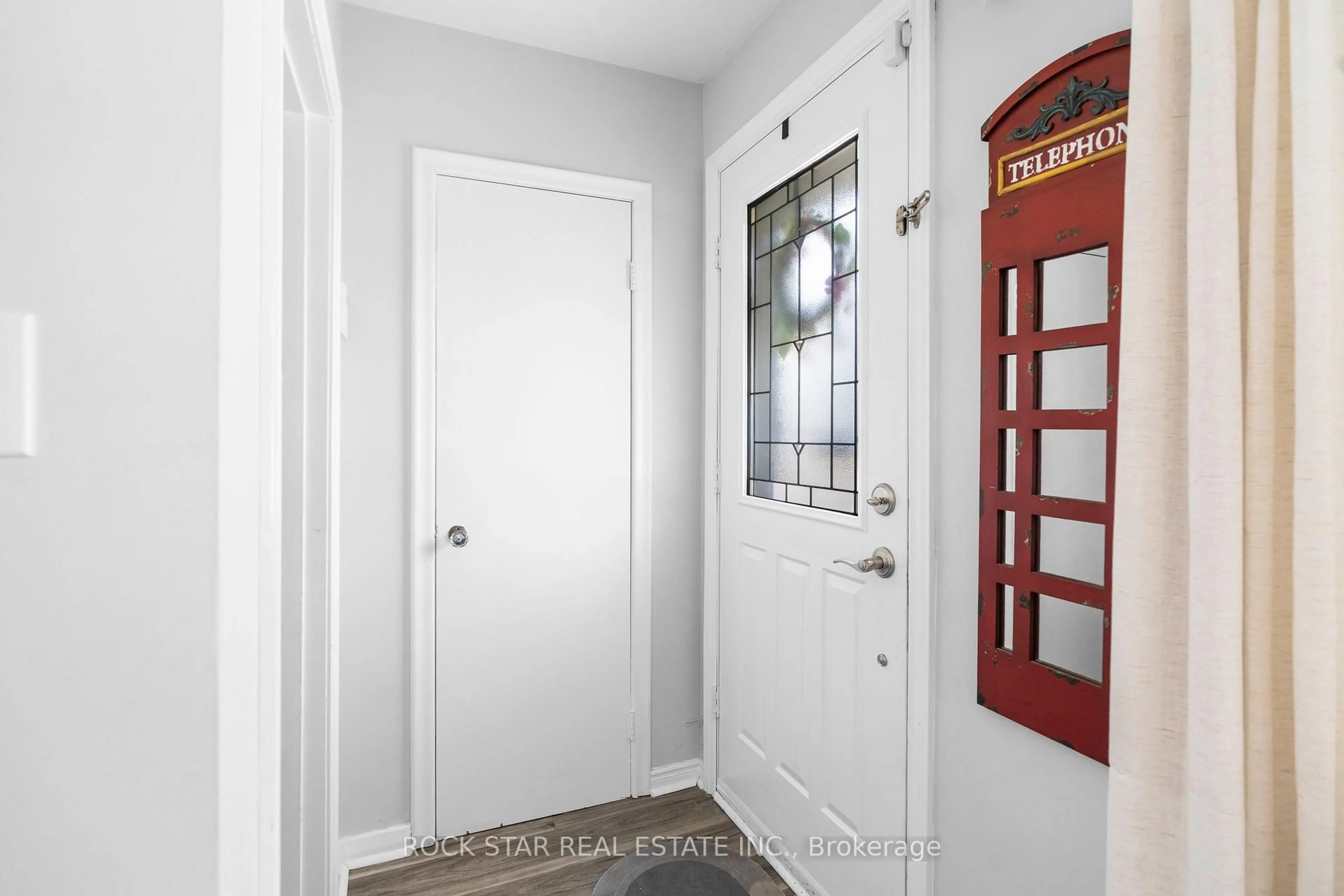 Indoor entryway for 768 Tenth Ave, Hamilton Ontario L8T 2G3
