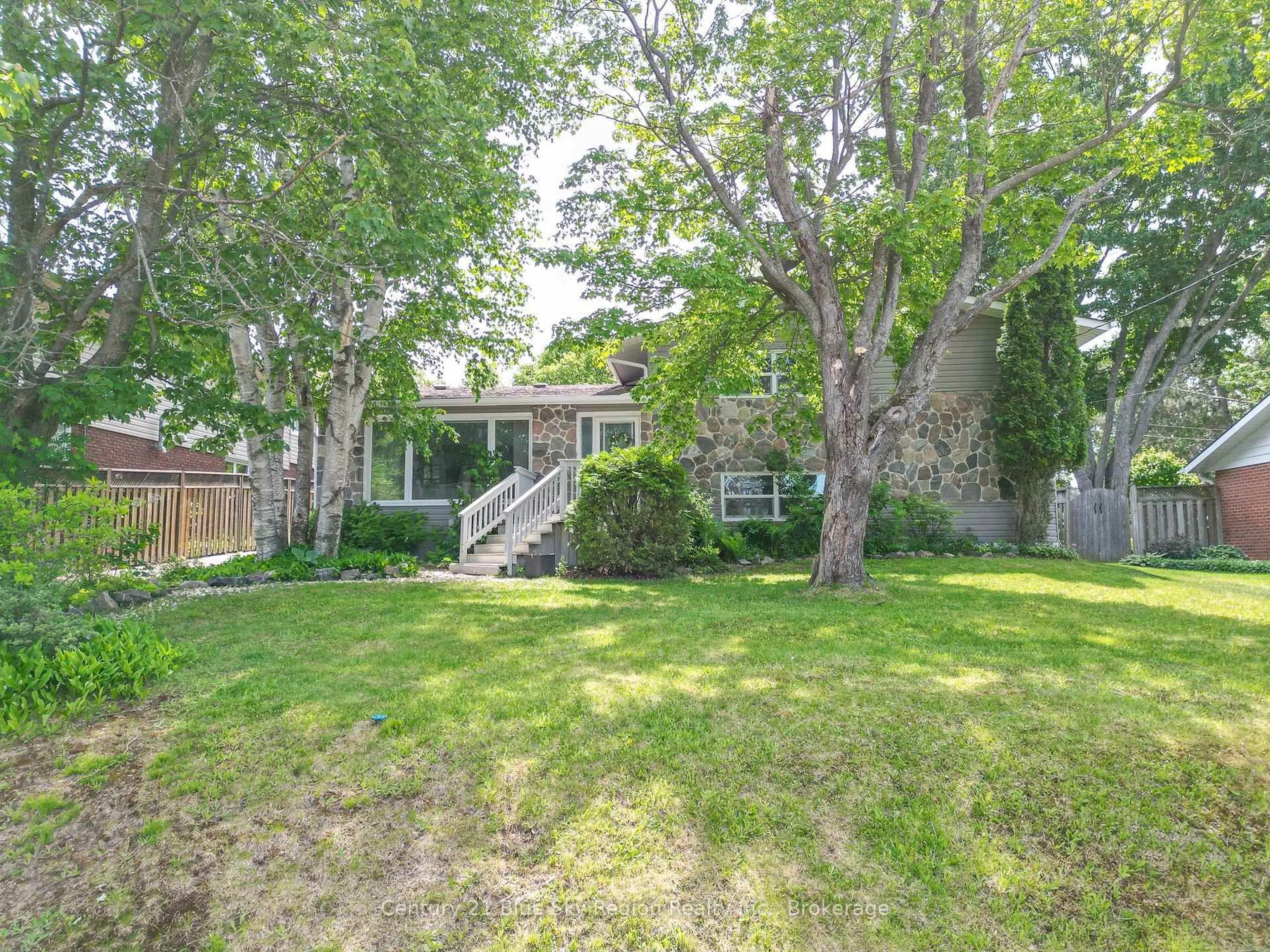 A pic from outside/outdoor area/front of a property/back of a property/a pic from drone, unknown for 423 Rita Rd, North Bay Ontario P1A 3J8