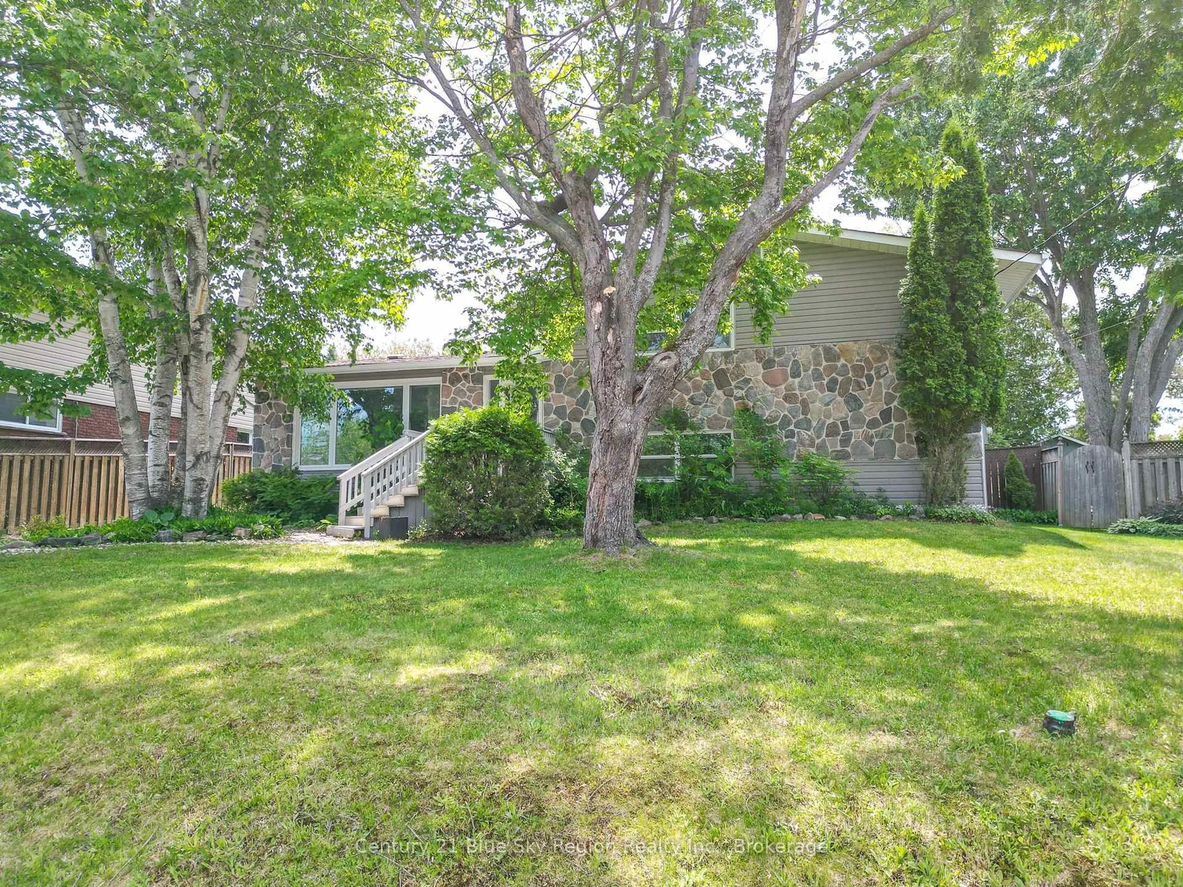 A pic from outside/outdoor area/front of a property/back of a property/a pic from drone, unknown for 423 Rita Rd, North Bay Ontario P1A 3J8