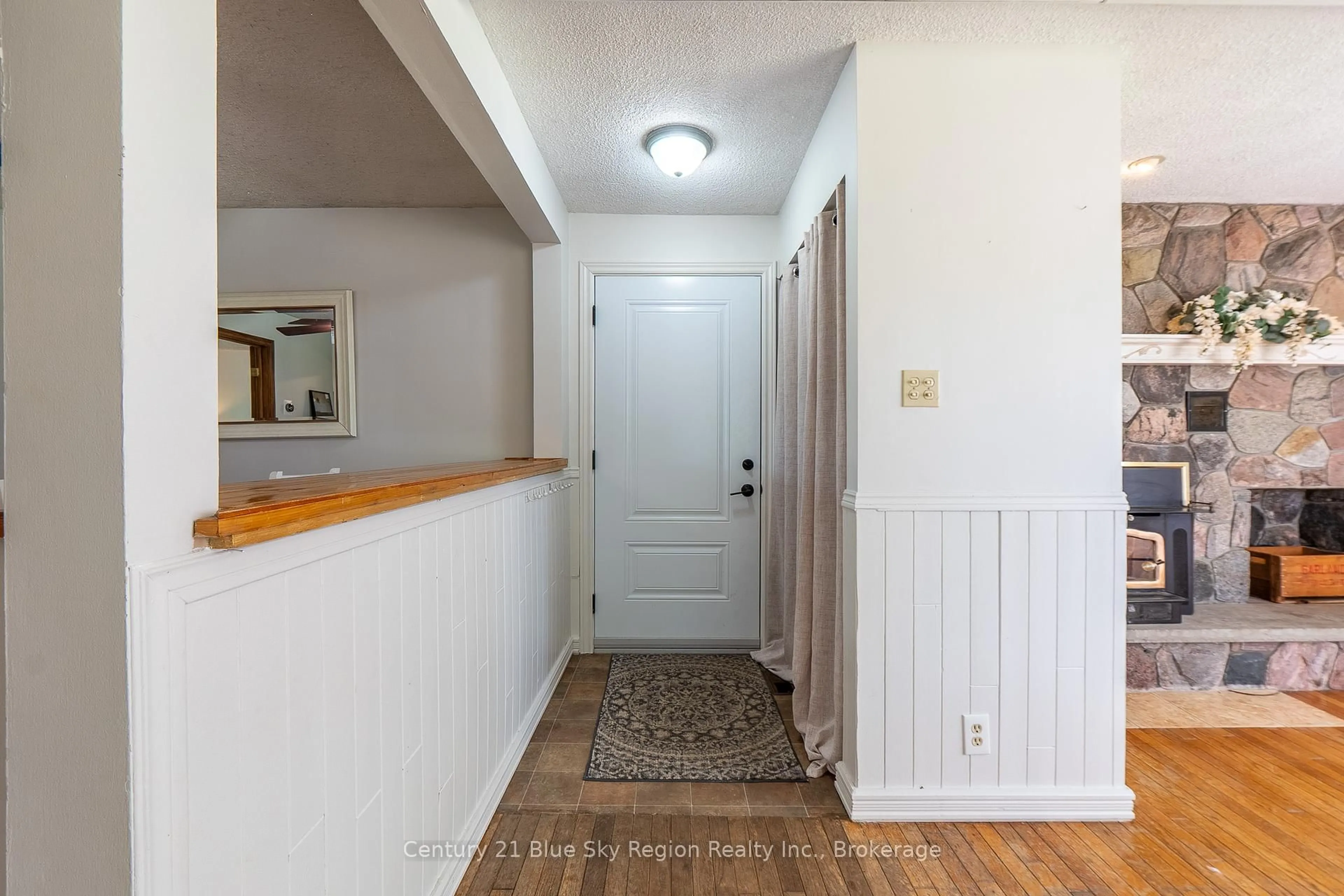 Indoor entryway for 423 Rita Rd, North Bay Ontario P1A 3J8
