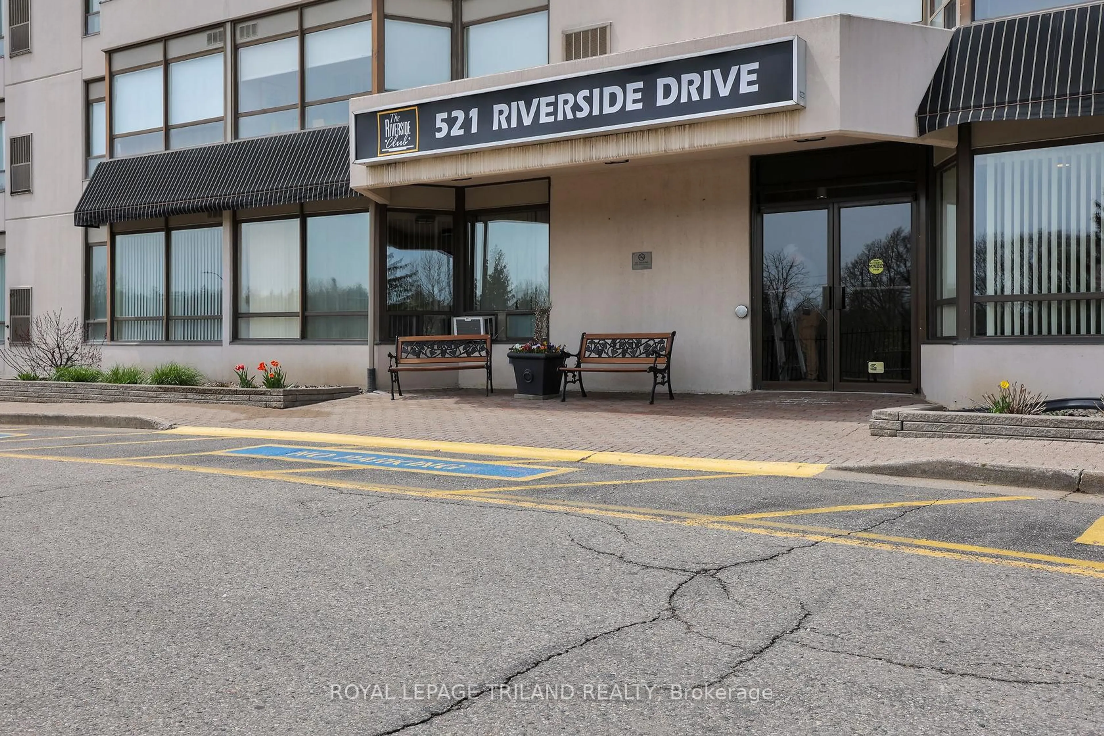 Indoor foyer for 521 RIVERSIDE Dr #415, London North Ontario N6H 5E2