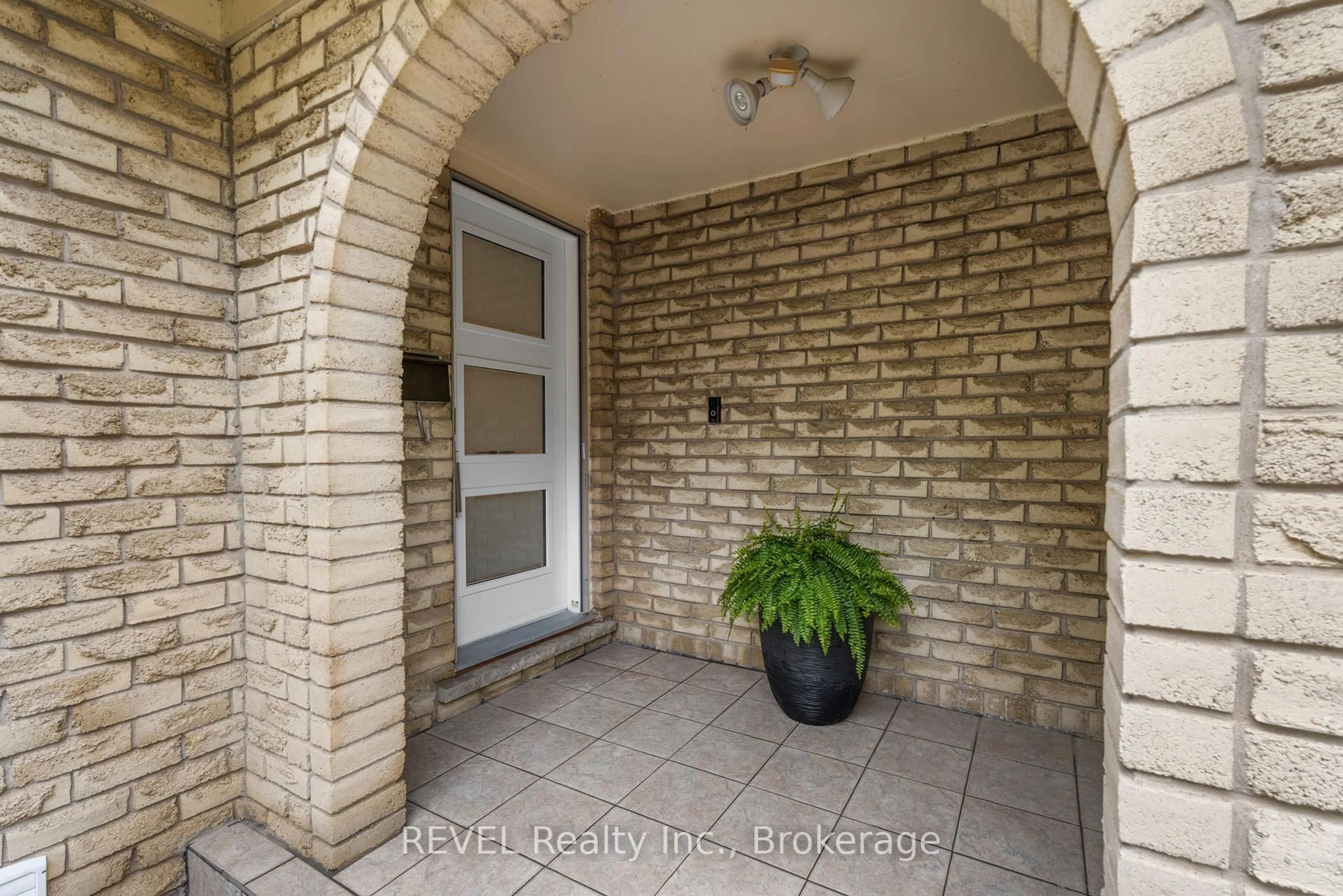 Indoor entryway for 10 Belair Dr, St. Catharines Ontario L2N 6W5