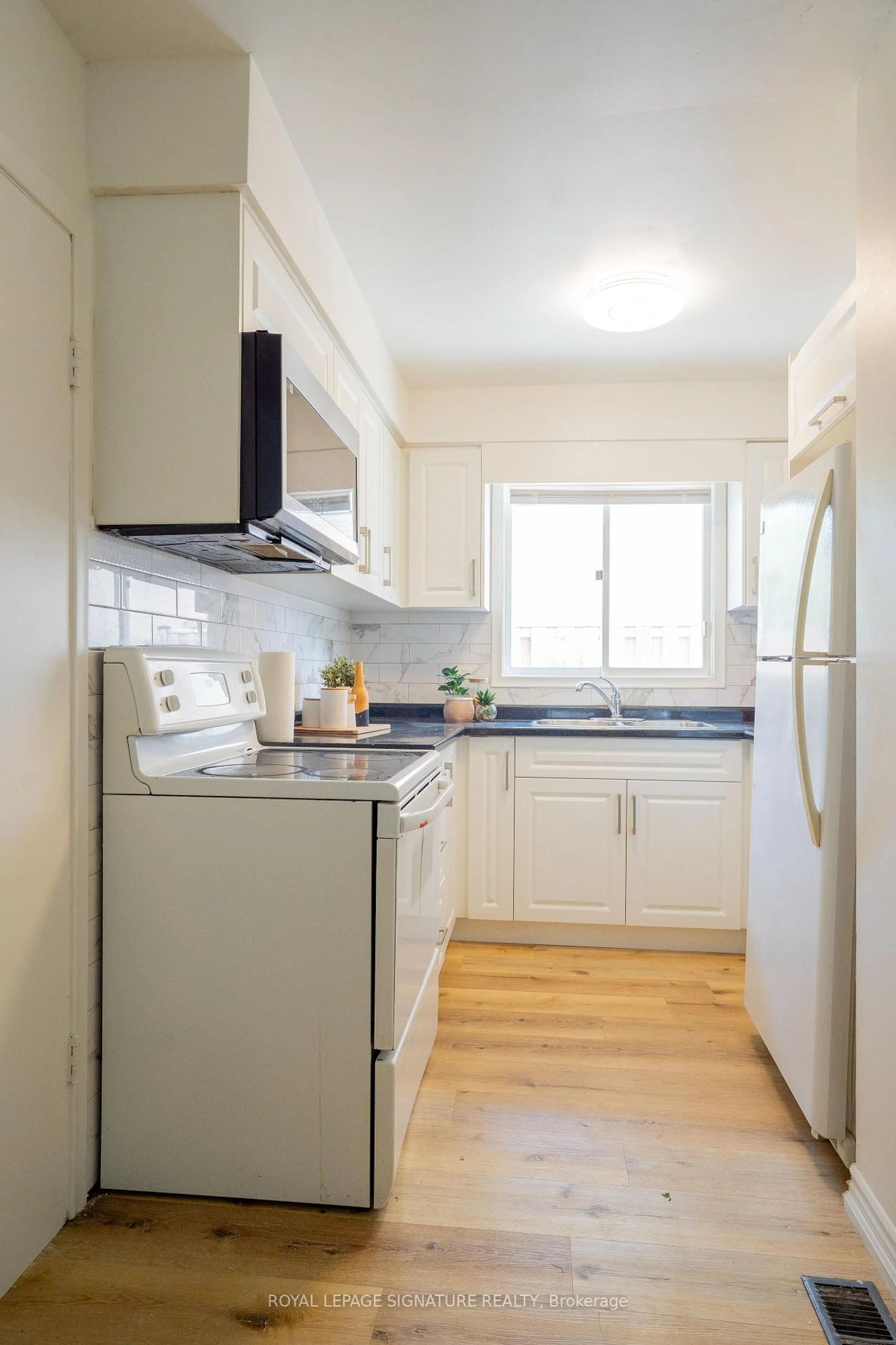 Standard kitchen, wood/laminate floor for 88 Conway Dr, Kitchener Ontario N2A 2C5