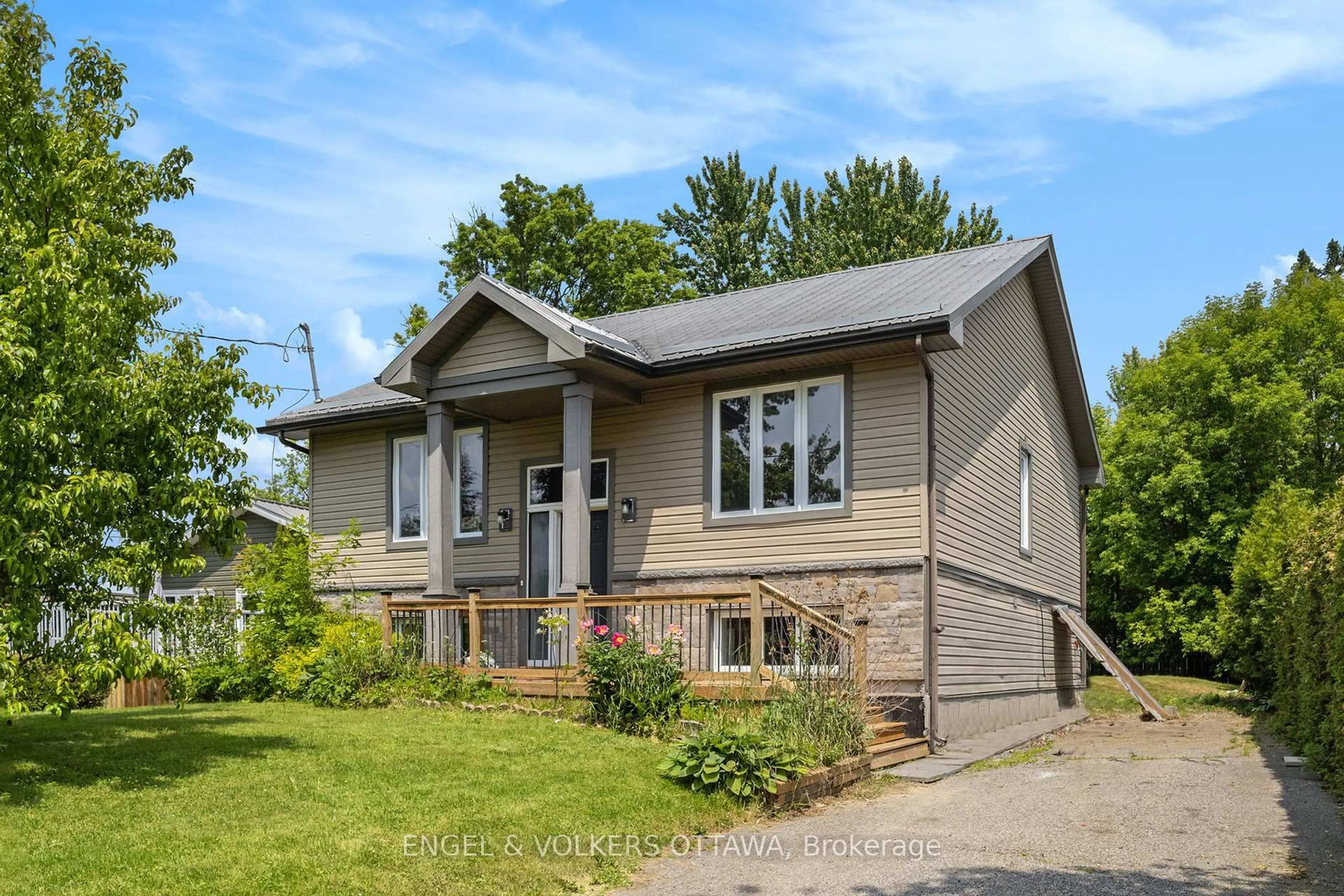 Home with brick exterior material, street for 1095 Morin Rd, Ottawa Ontario K4C 1A5