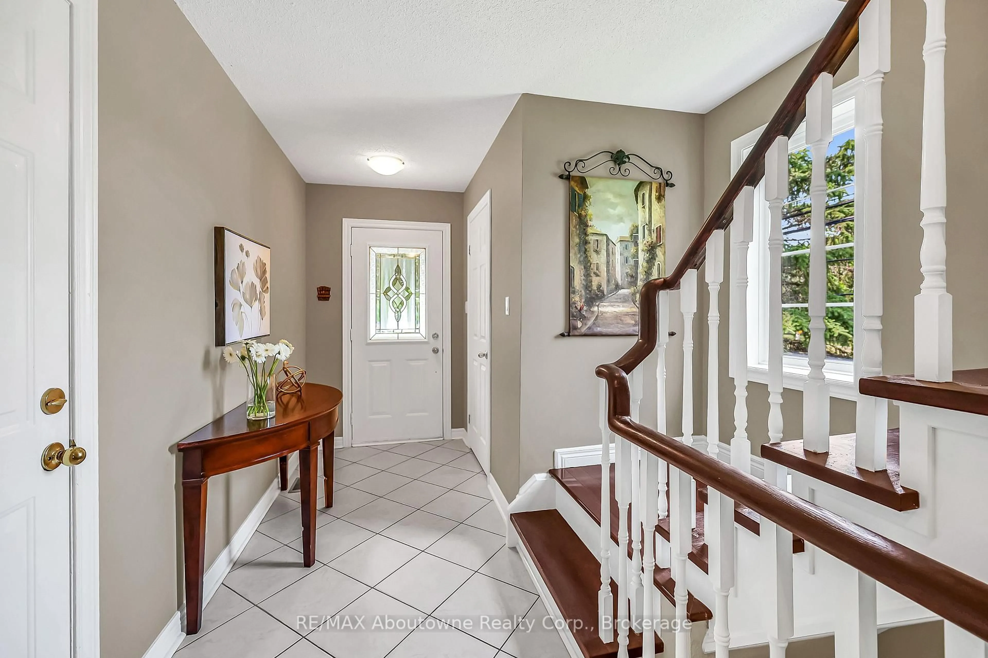 Indoor entryway for 31 Moss Blvd #Unit 30, Hamilton Ontario L9H 7A6