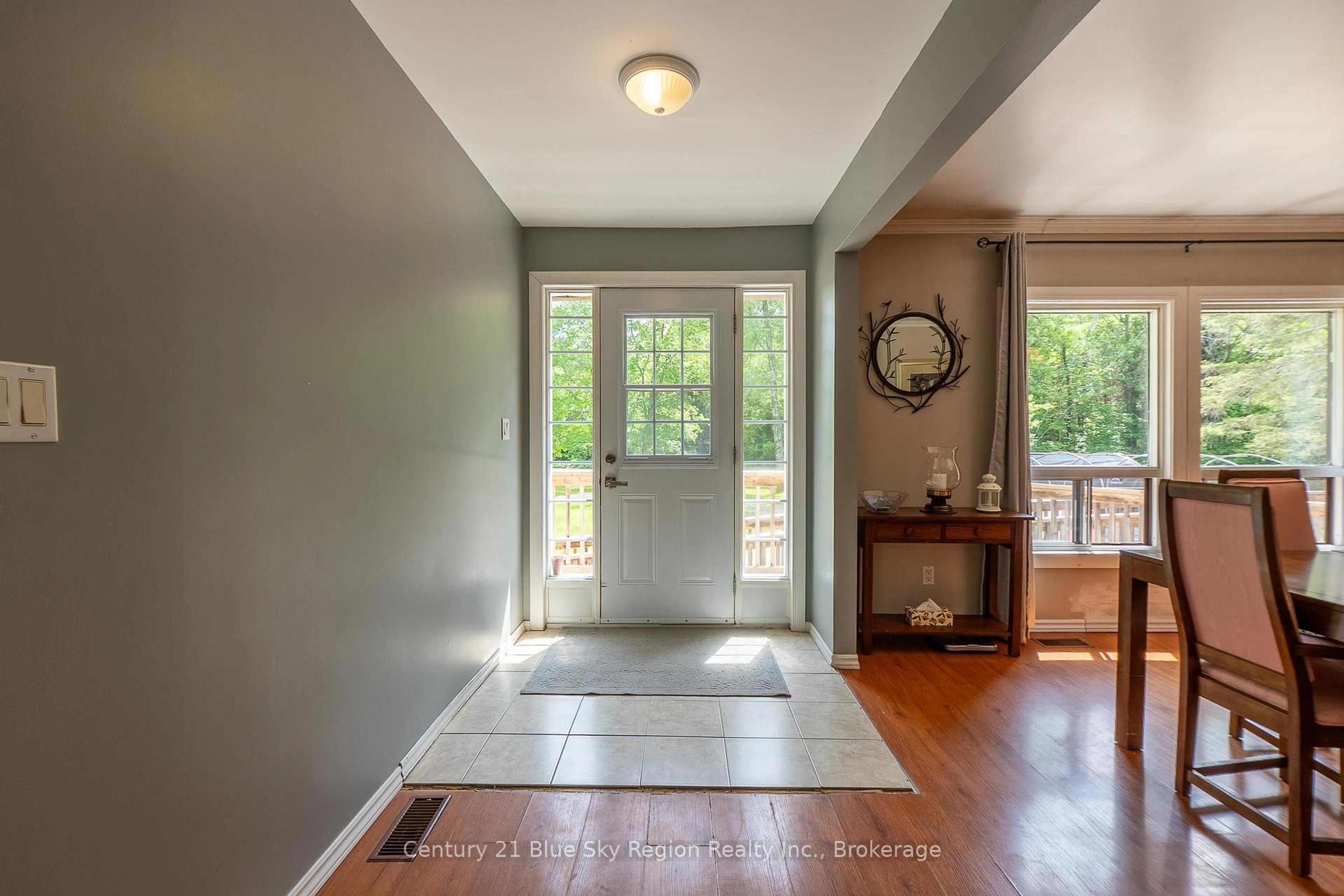 Indoor entryway for 927 Albert St, Strong Ontario P0A 1Z0
