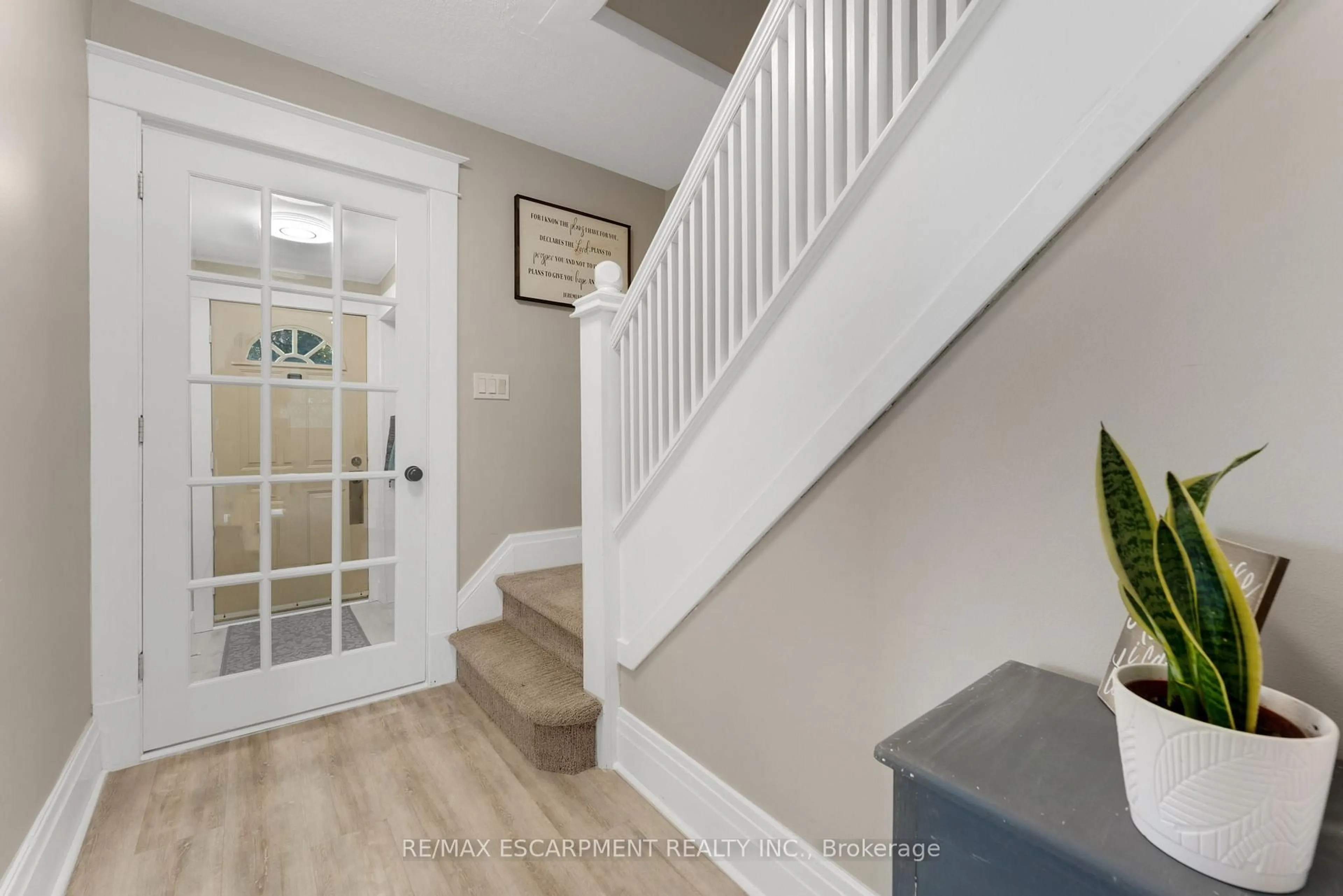 Indoor entryway for 6 St Patrick St, St. Catharines Ontario L2R 1J4