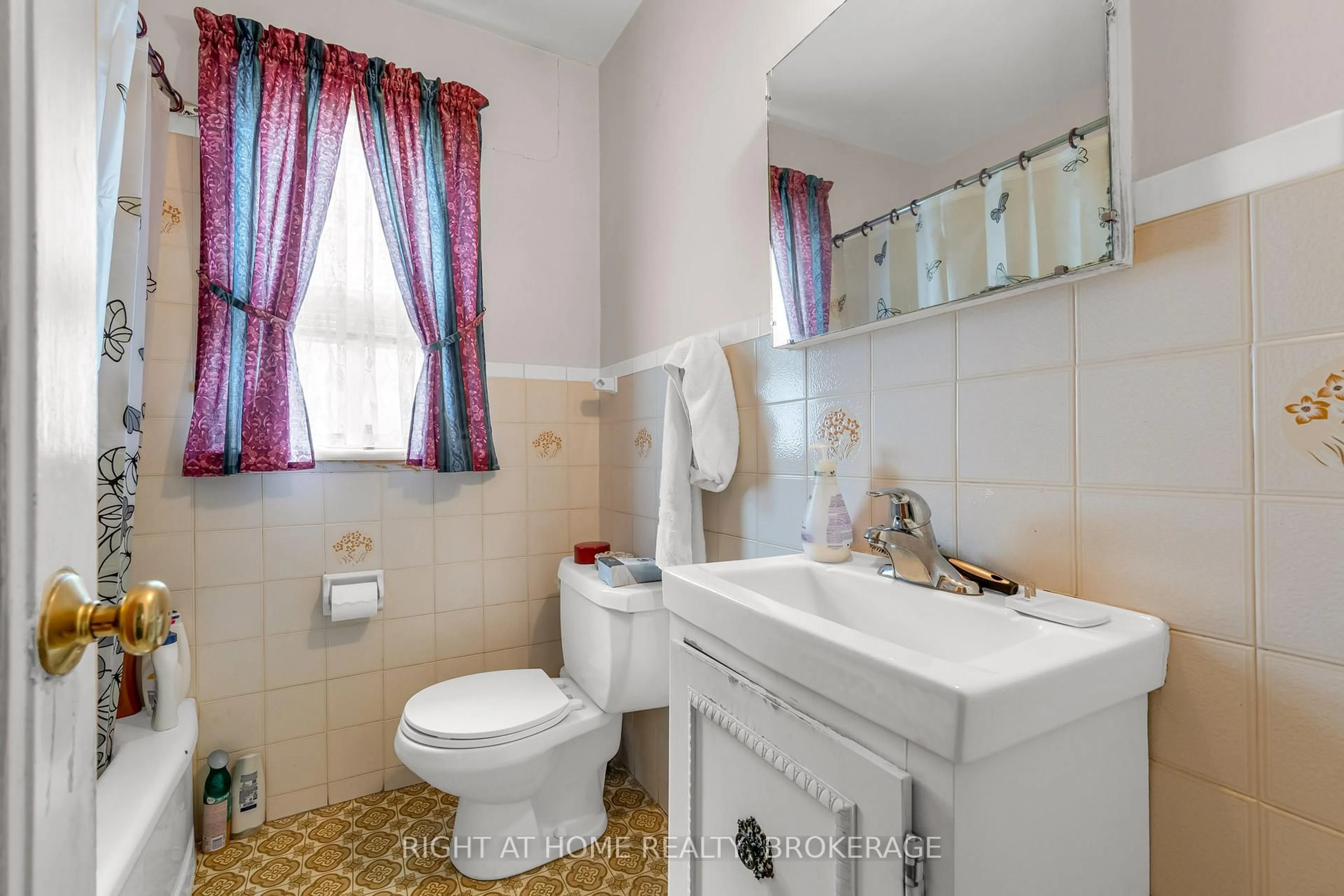 Standard bathroom, unknown for 220 Rodgers Rd, Hamilton Ontario L8K 3C5
