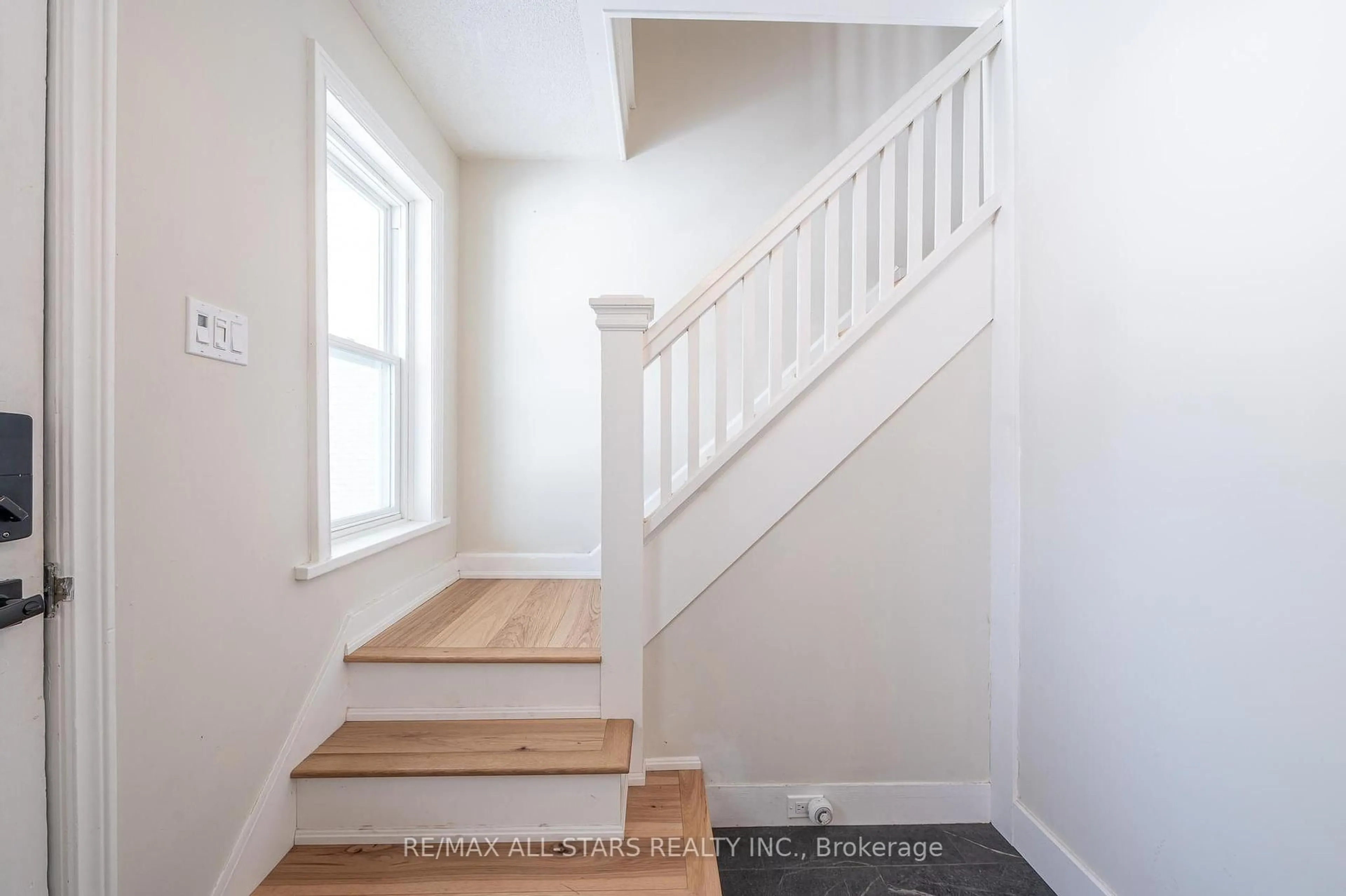 Stairs for 22 Sherwood St, Kawartha Lakes Ontario K0M 1A0