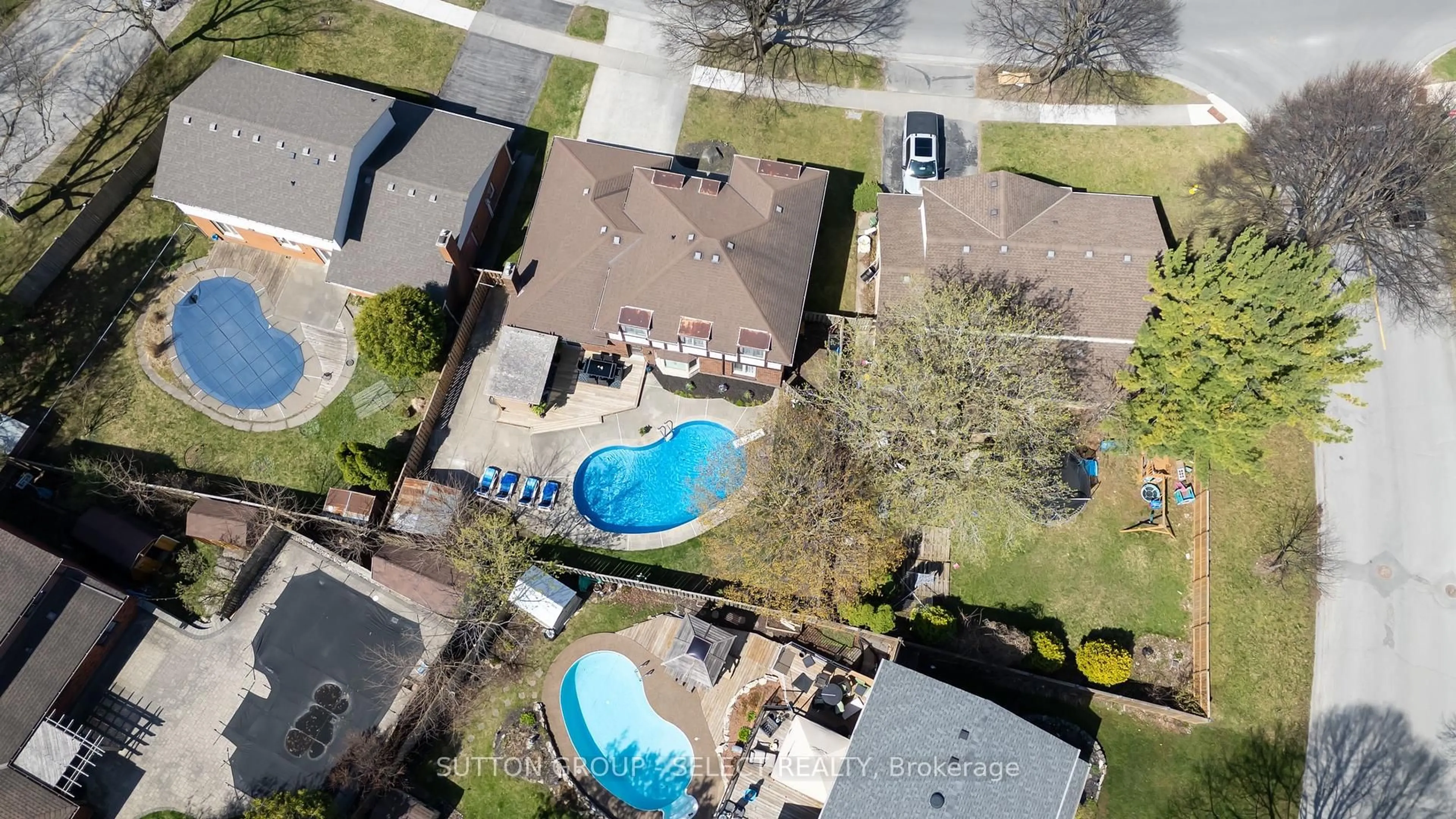 A pic from outside/outdoor area/front of a property/back of a property/a pic from drone, street for 863 Griffith St, London South Ontario N6K 3J9