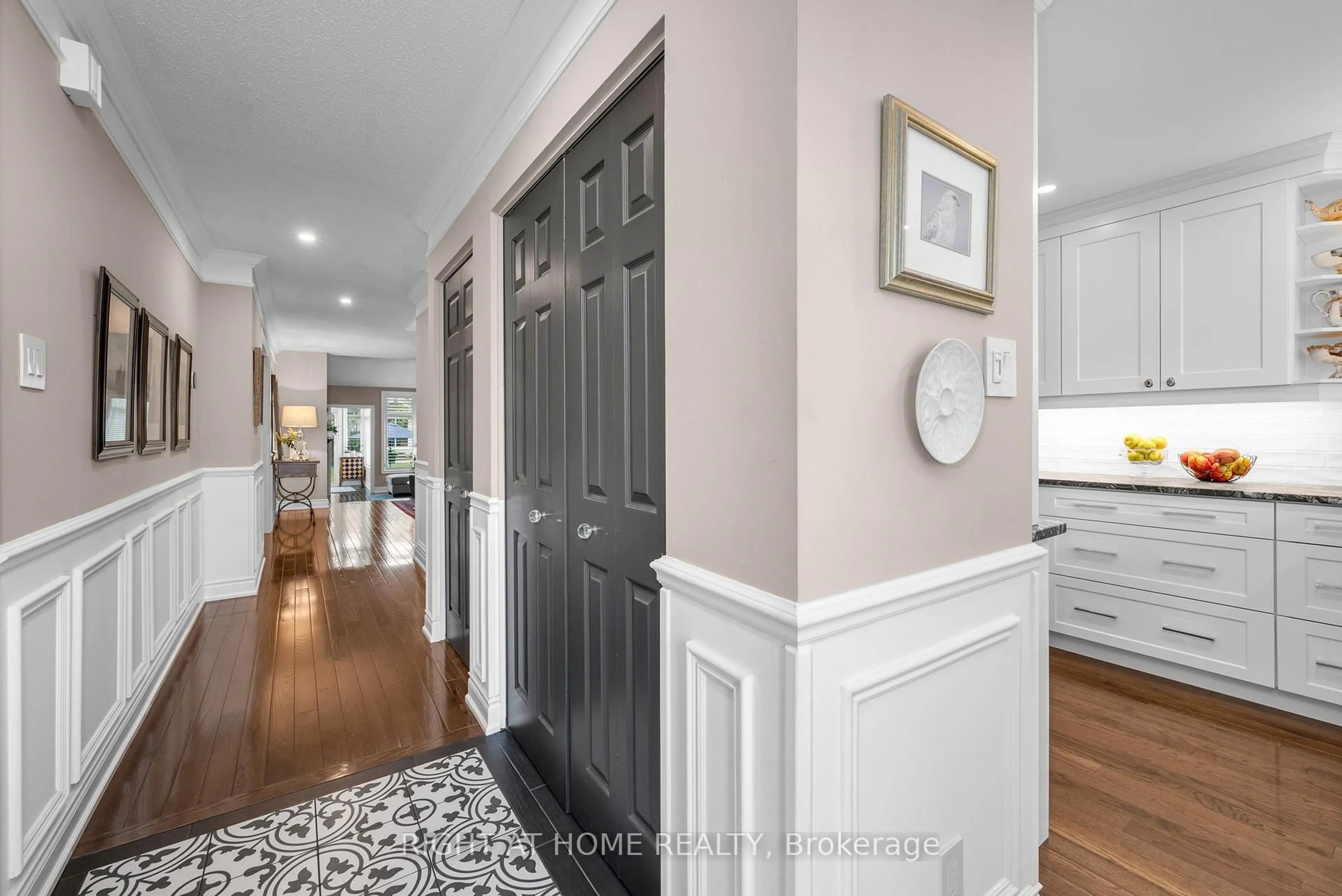 Indoor entryway for 54 Innesbrook Crt, Ottawa Ontario K2S 1C7