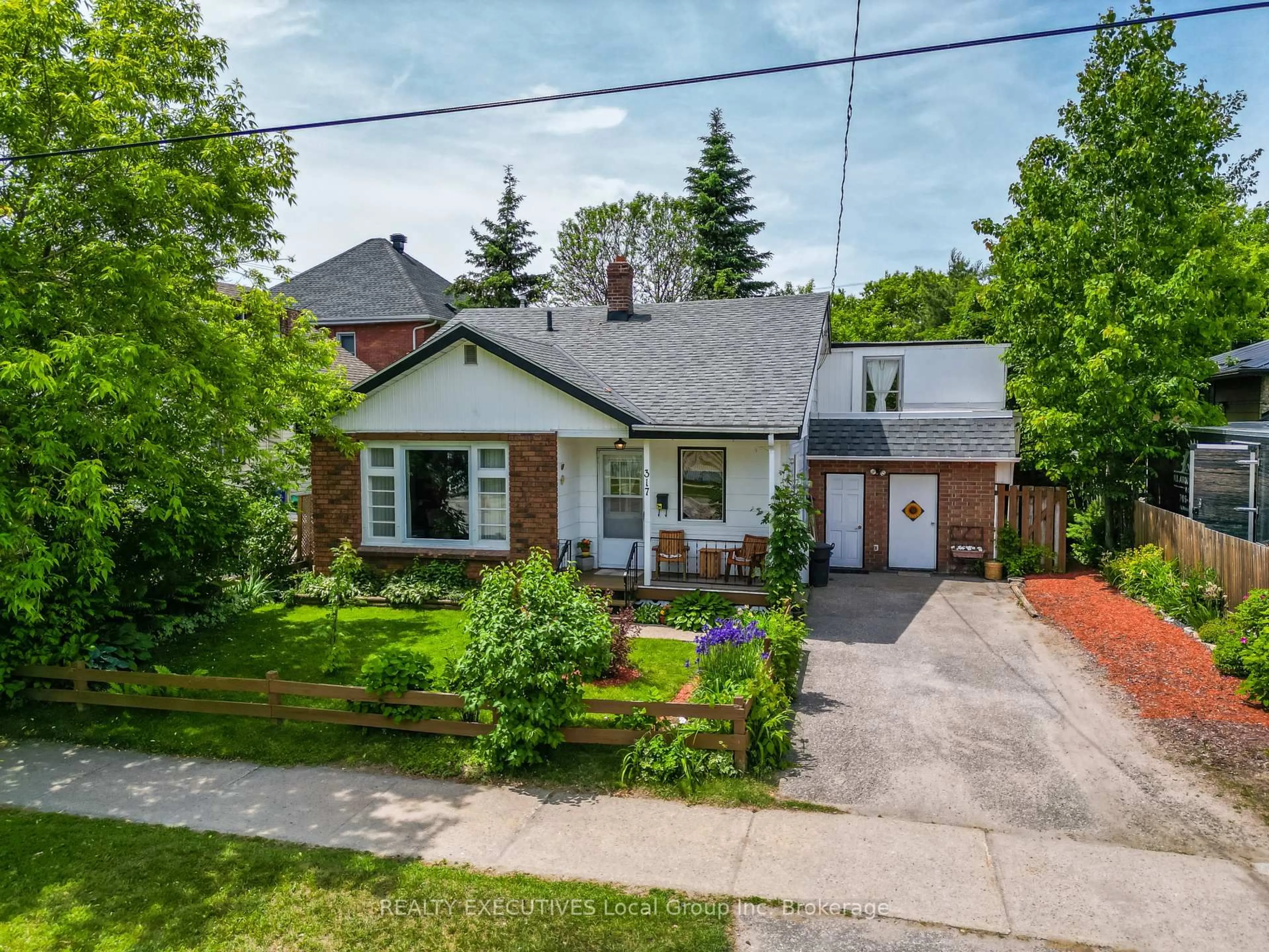 A pic from outside/outdoor area/front of a property/back of a property/a pic from drone, street for 317 Duke St, North Bay Ontario P1B 6E9