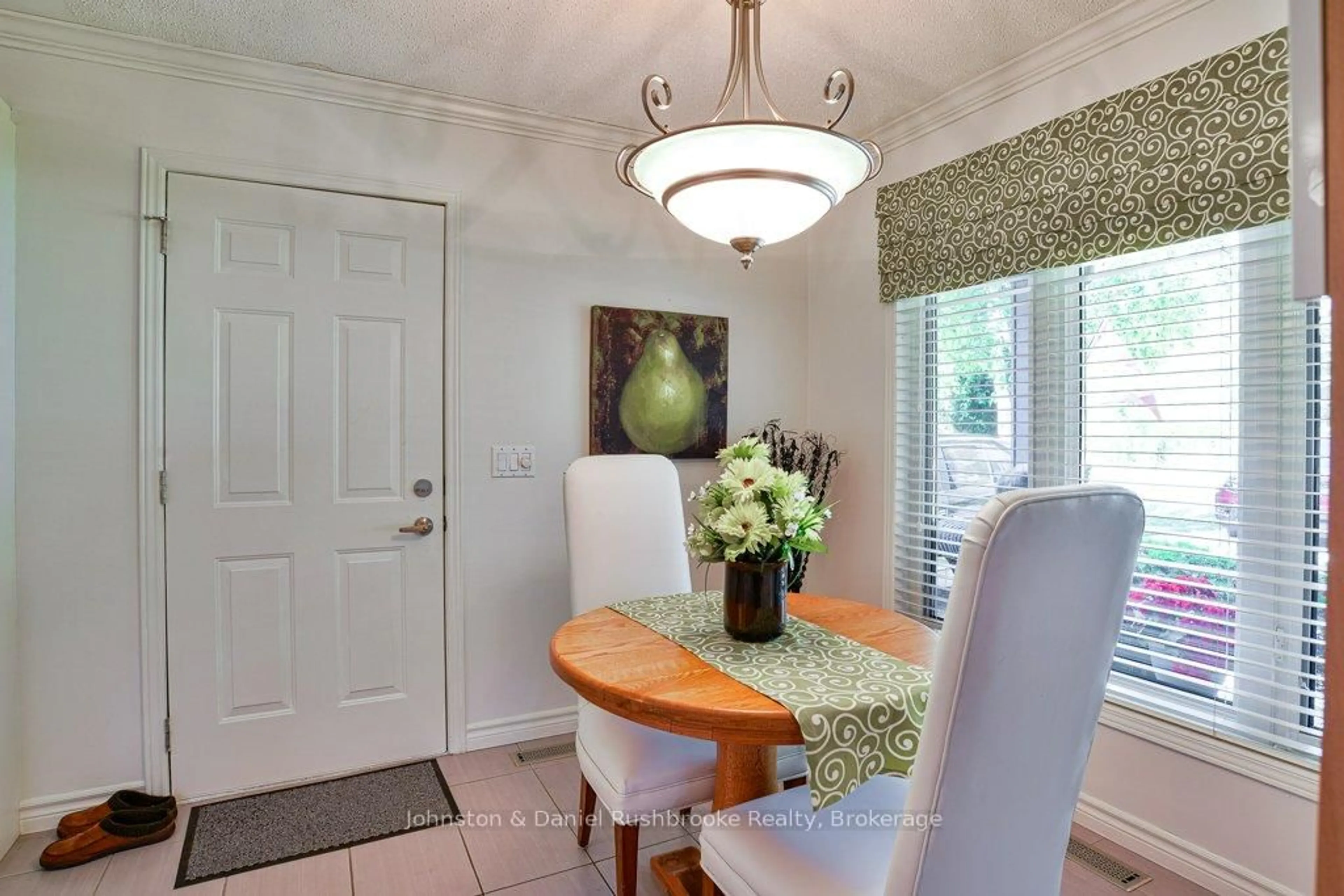 Dining room, ceramic/tile floor for 21 Pineridge Gate, Gravenhurst Ontario P1P 1Y4