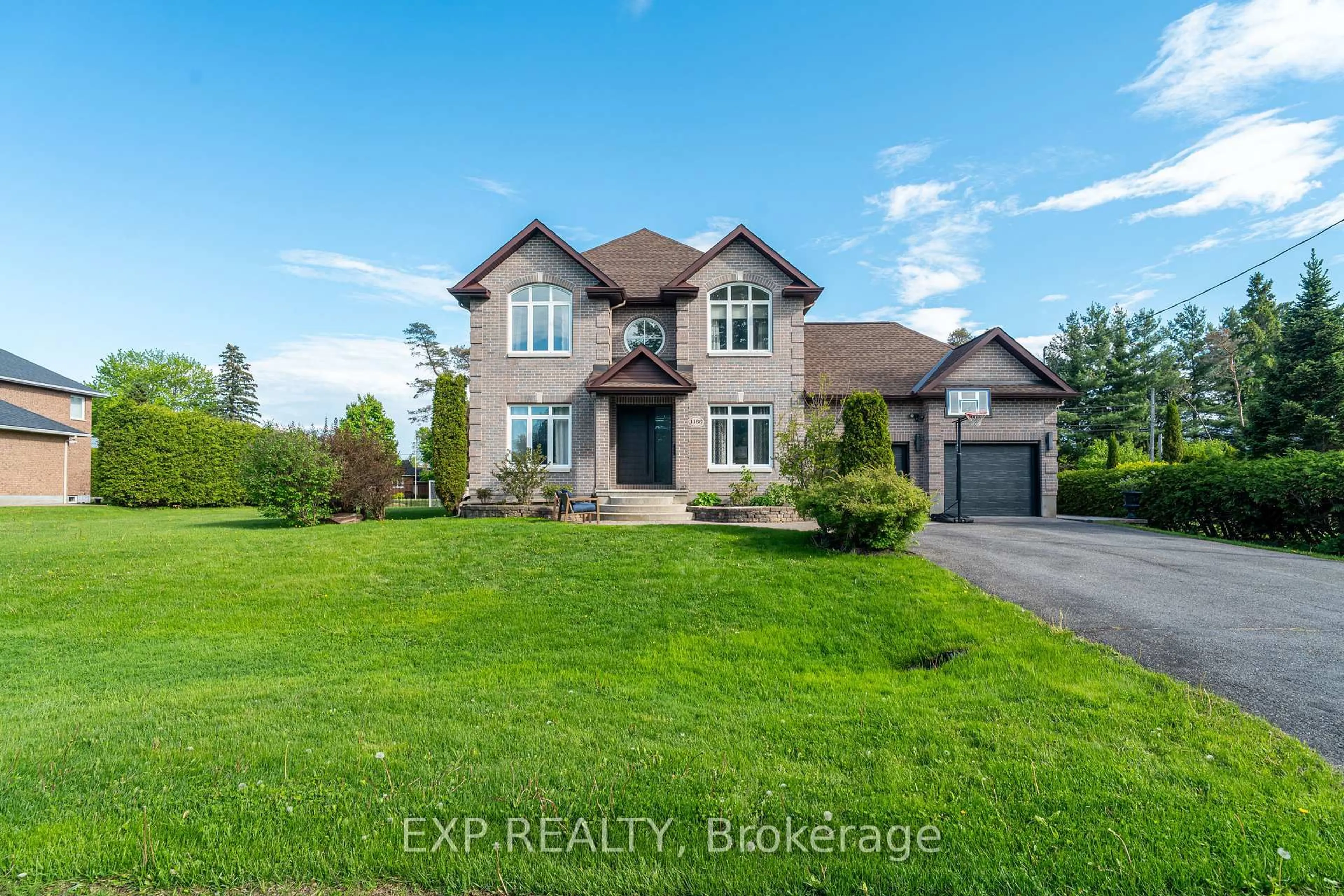A pic from outside/outdoor area/front of a property/back of a property/a pic from drone, unknown for 1466 Rhea Pl, Ottawa Ontario K1V 1H1