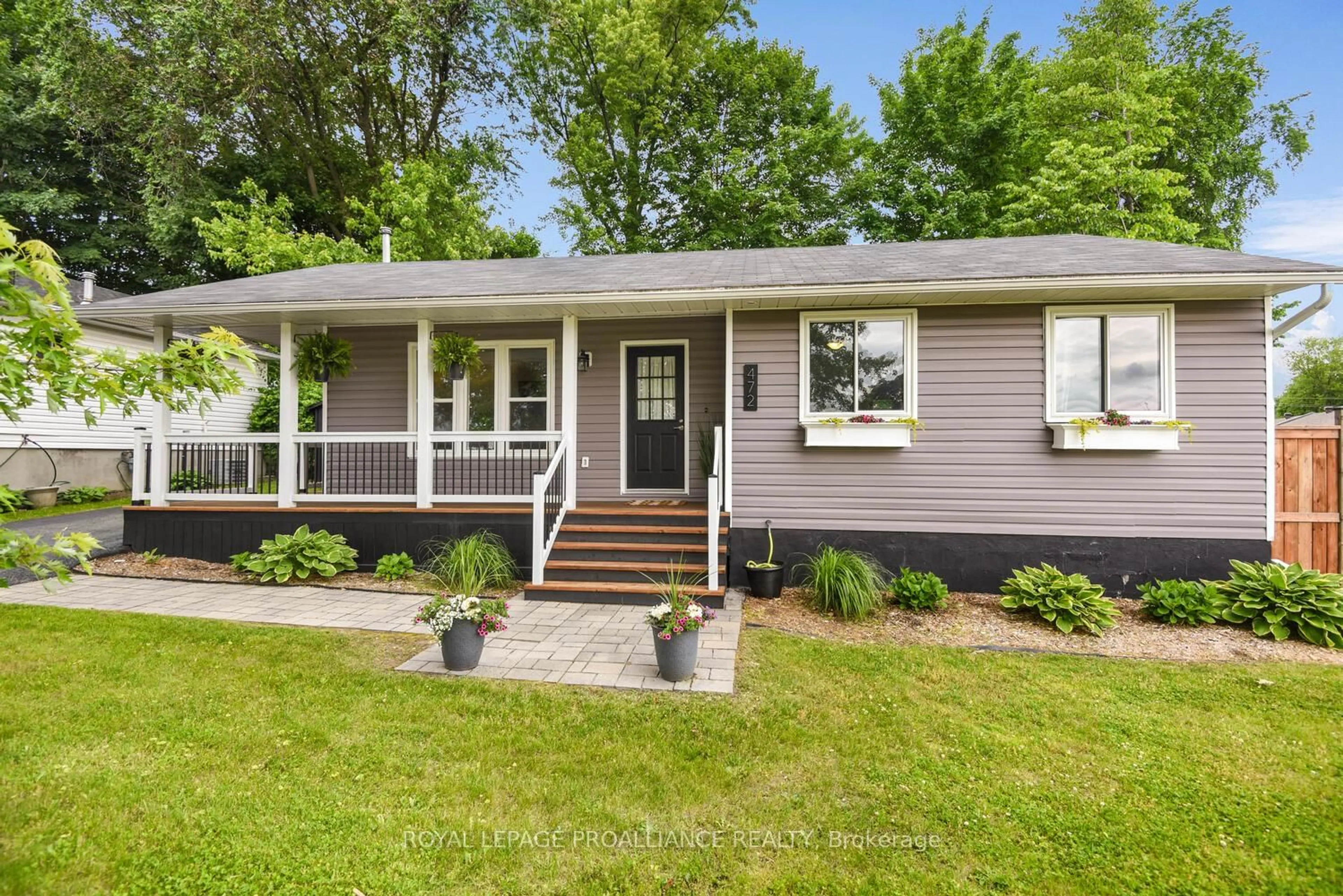 Home with vinyl exterior material, street for 472 Laurier Blvd, Brockville Ontario K6V 6C5