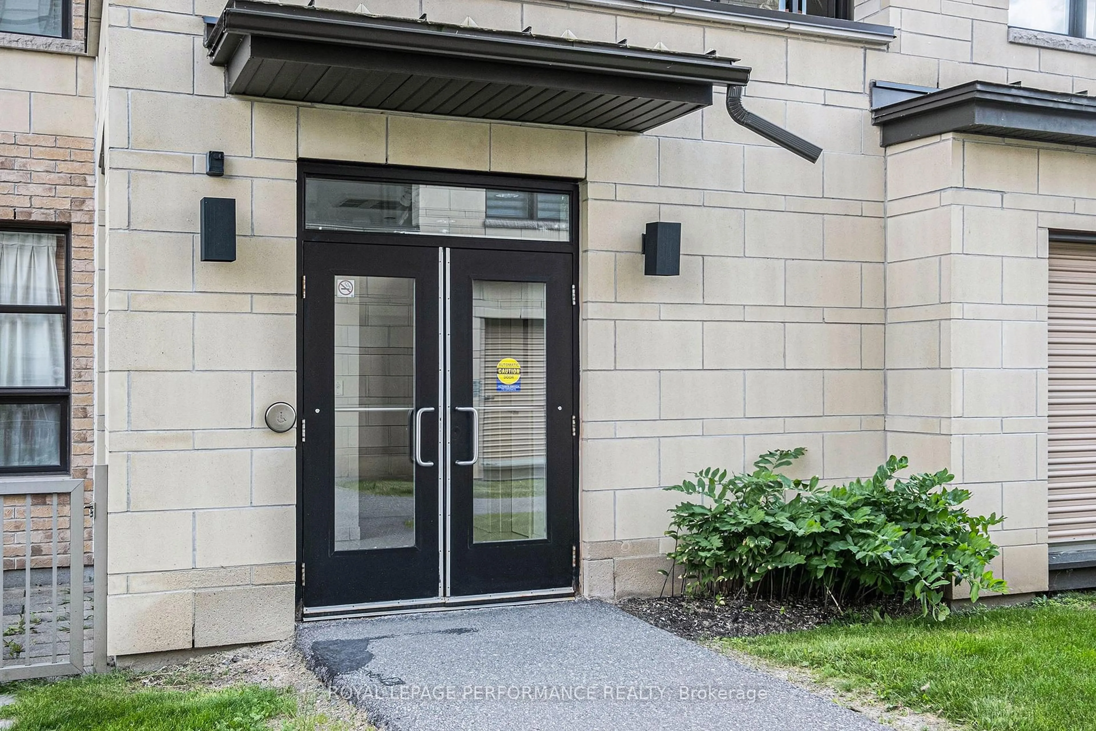 Indoor entryway for 140 Montblanc Pvt #203, Orleans Ontario K1C 0B3