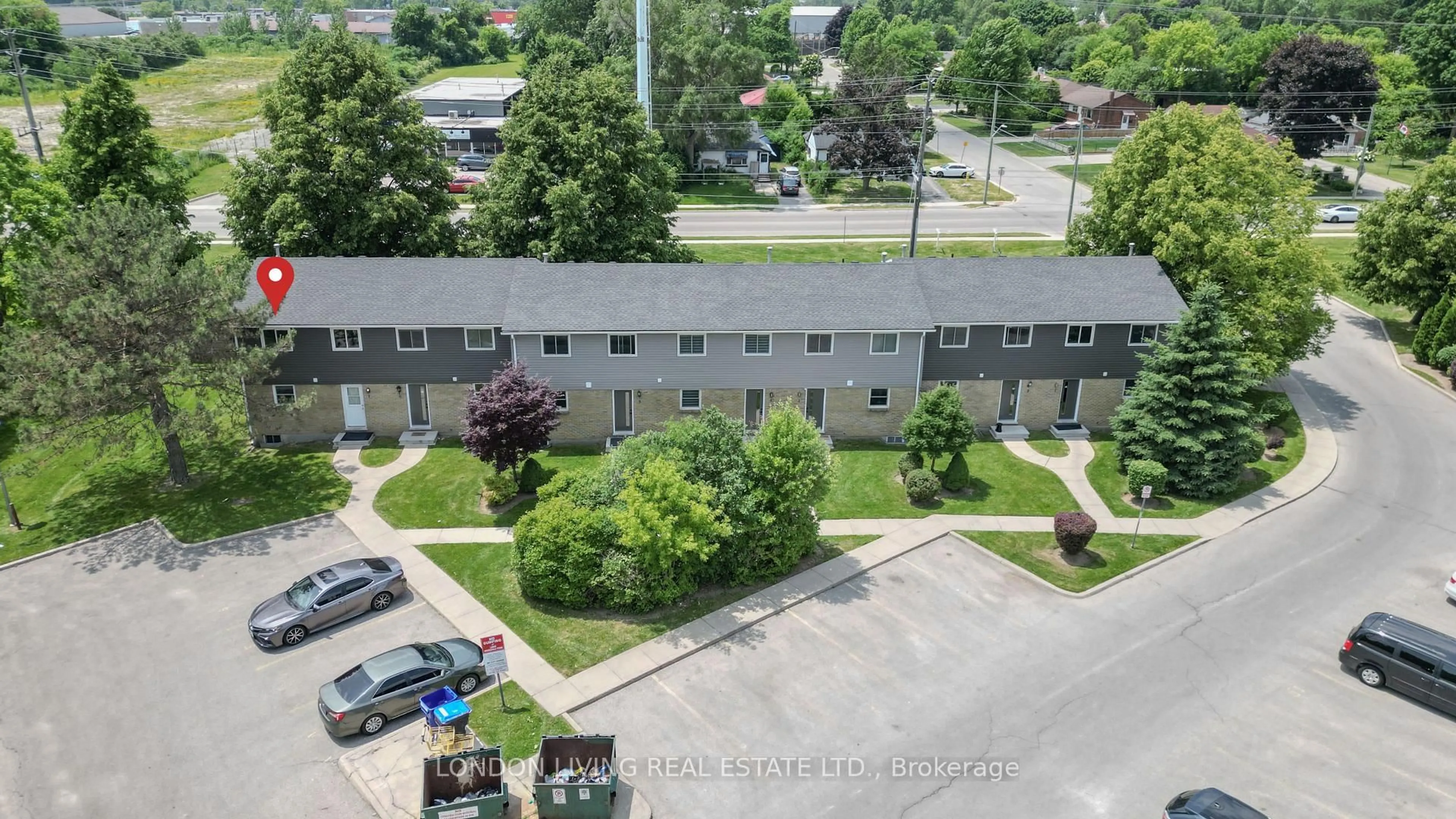 A pic from outside/outdoor area/front of a property/back of a property/a pic from drone, unknown for 470 Second St #7, London East Ontario N5V 3X2