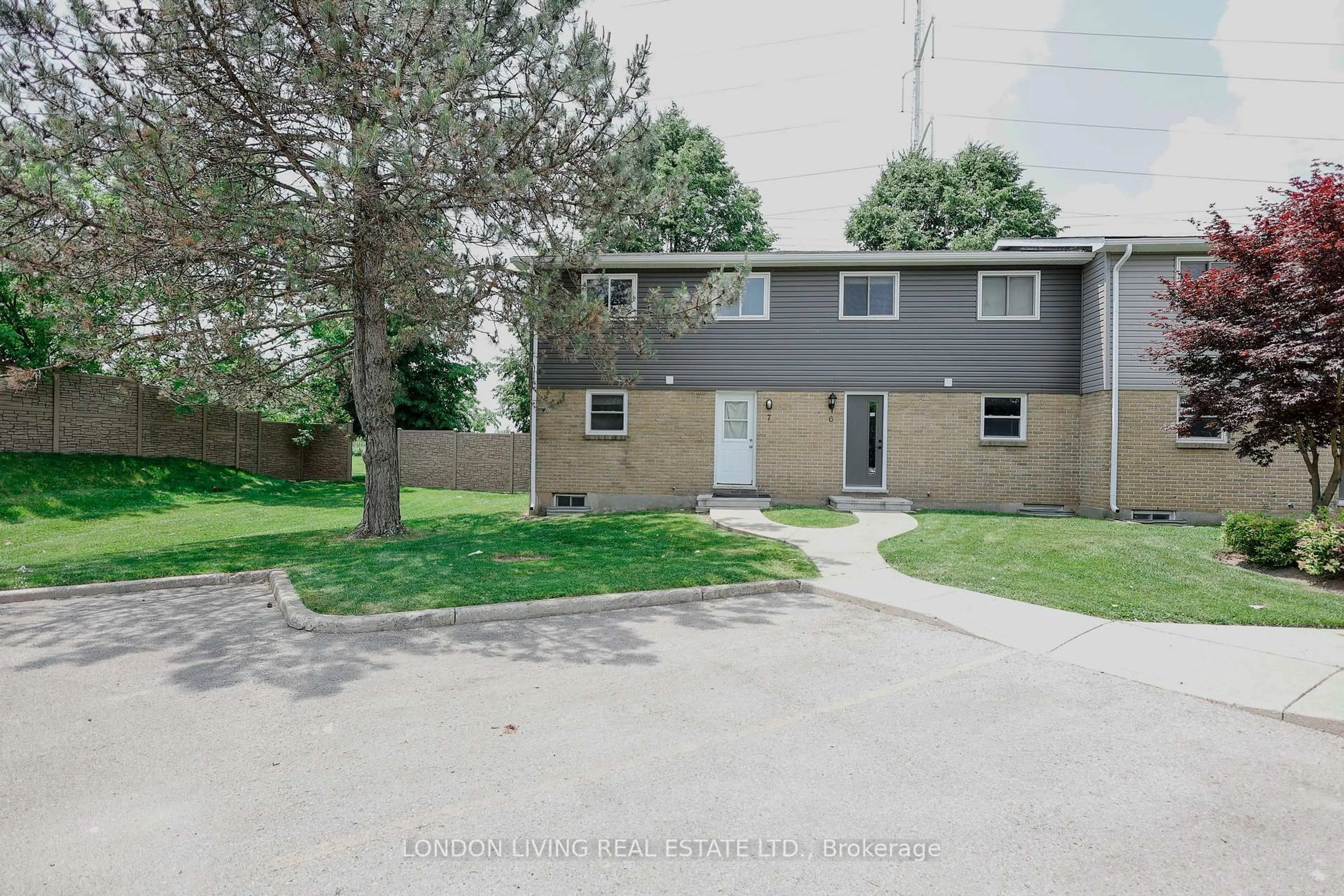 A pic from outside/outdoor area/front of a property/back of a property/a pic from drone, street for 470 Second St #7, London East Ontario N5V 3X2