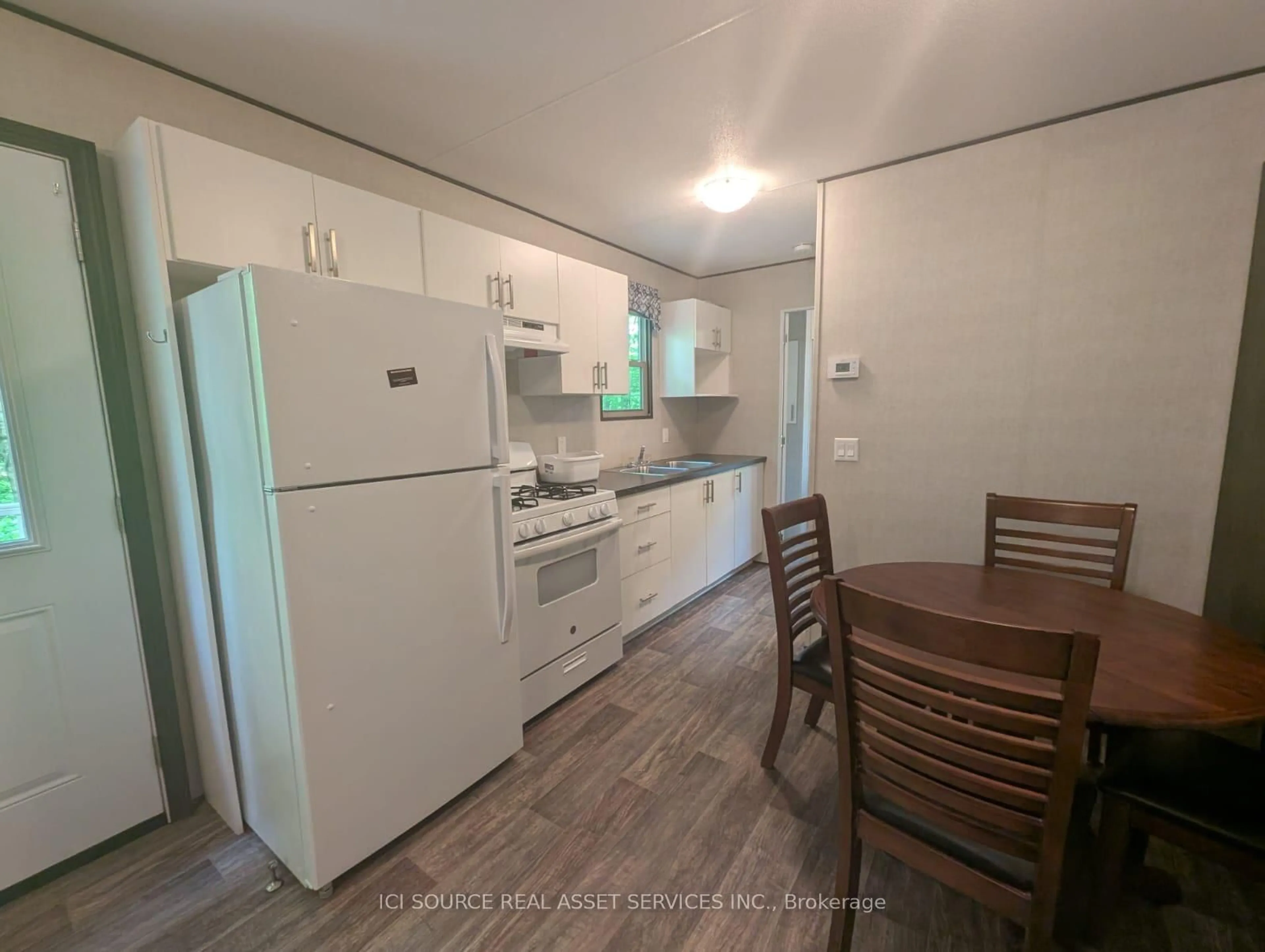 Standard kitchen, unknown for 1047 Bonnie Lake Camp Rd #BOH618, Bracebridge Ontario P1L 1W9