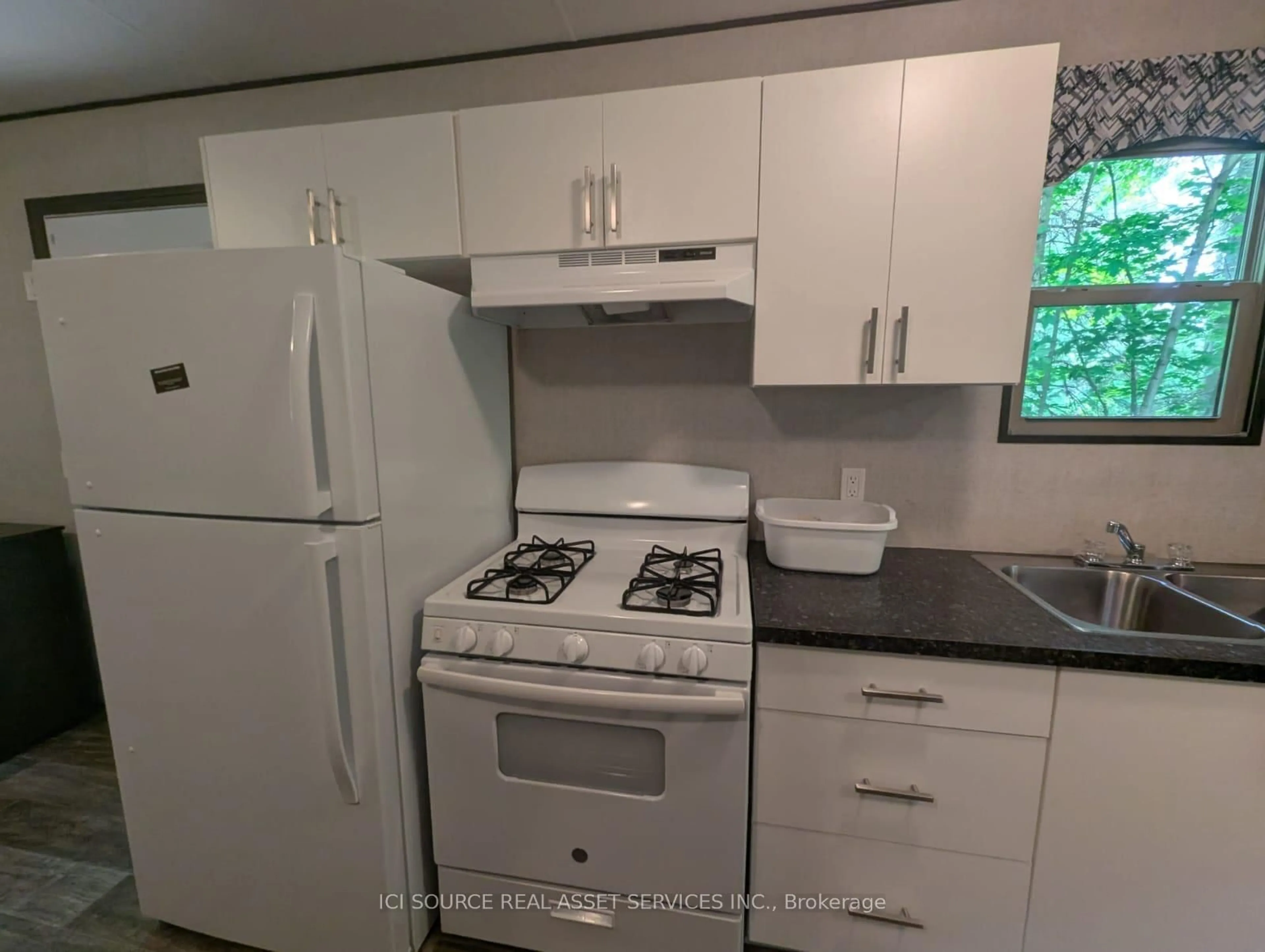 Standard kitchen, unknown for 1047 Bonnie Lake Camp Rd #BOH618, Bracebridge Ontario P1L 1W9