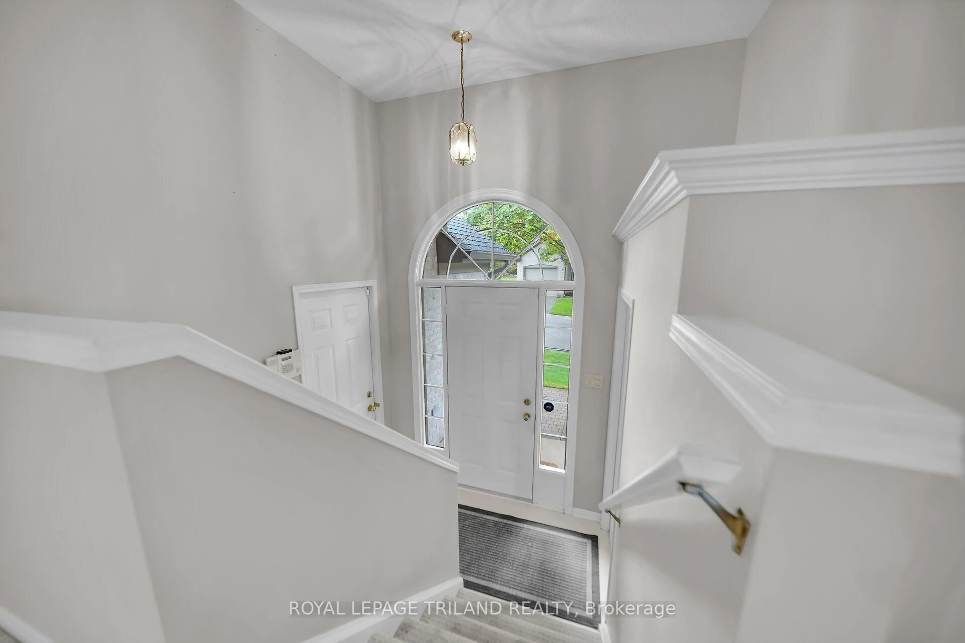 Indoor entryway for 1499 Byron Baseline Rd #4, London South Ontario N6K 4T4