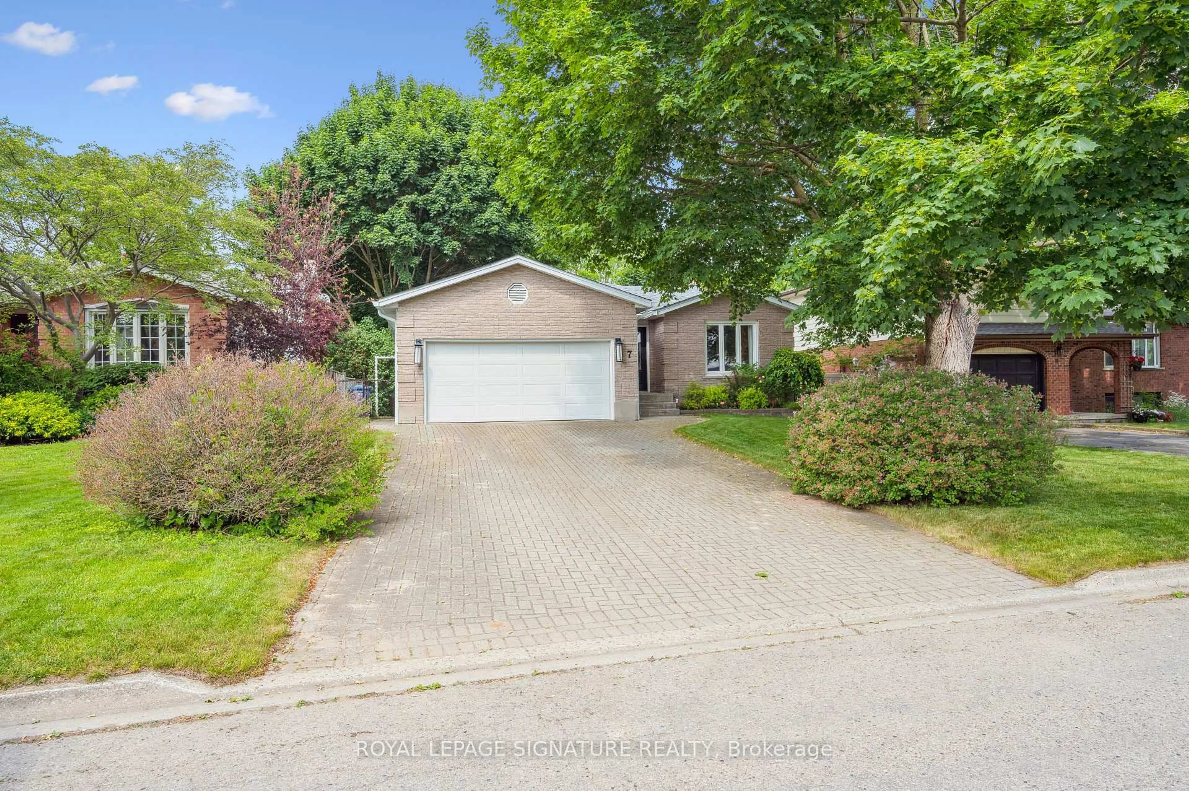 A pic from outside/outdoor area/front of a property/back of a property/a pic from drone, street for 7 Pauline Pl, Guelph Ontario N1H 7P3
