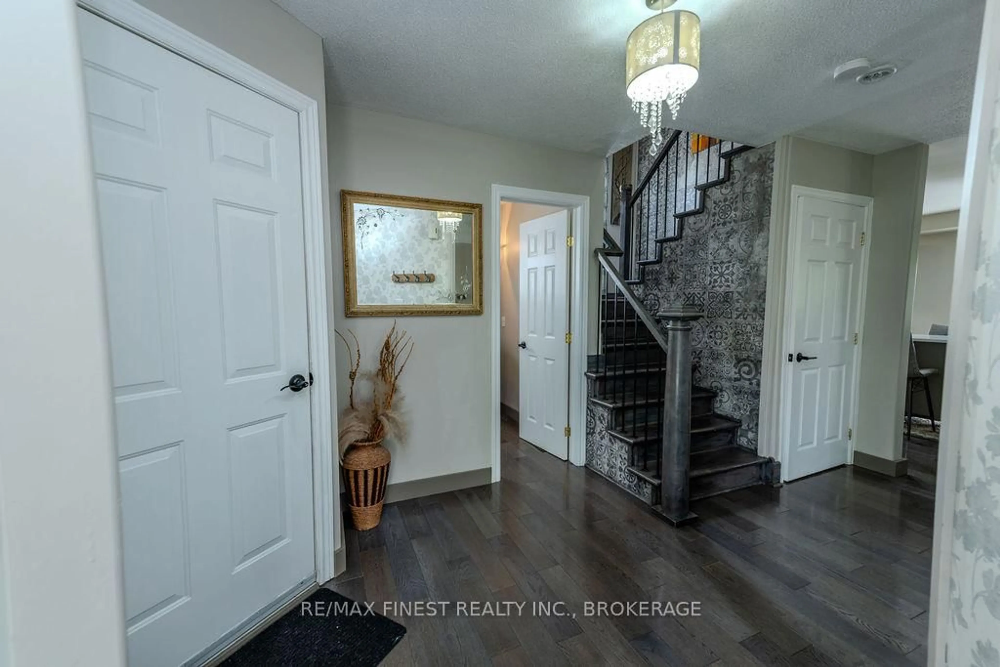 Indoor entryway for 804 Peachwood St, Kingston Ontario K7P 3G6