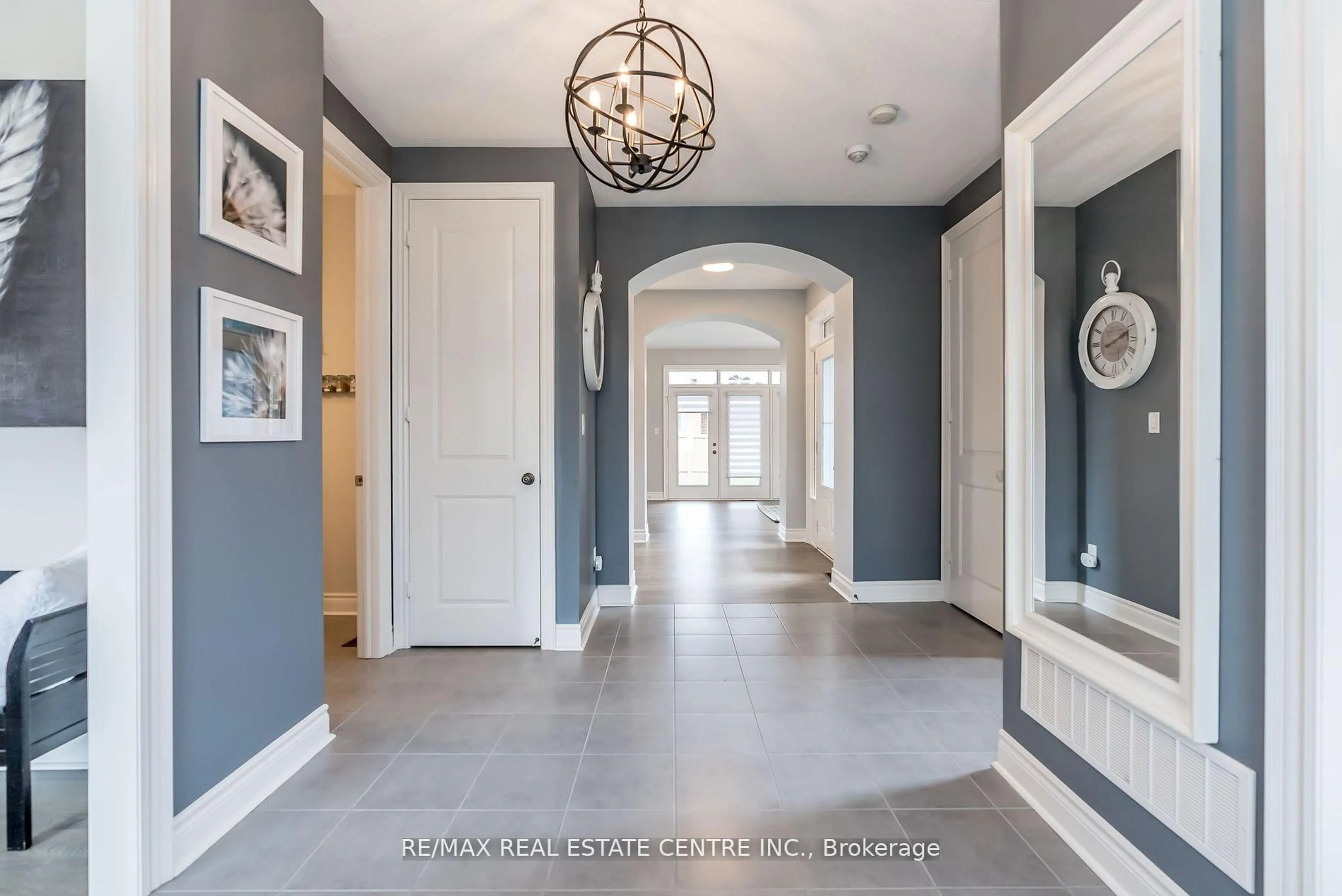 Indoor entryway for 5 Skelton St, Mono Ontario L9W 6W8