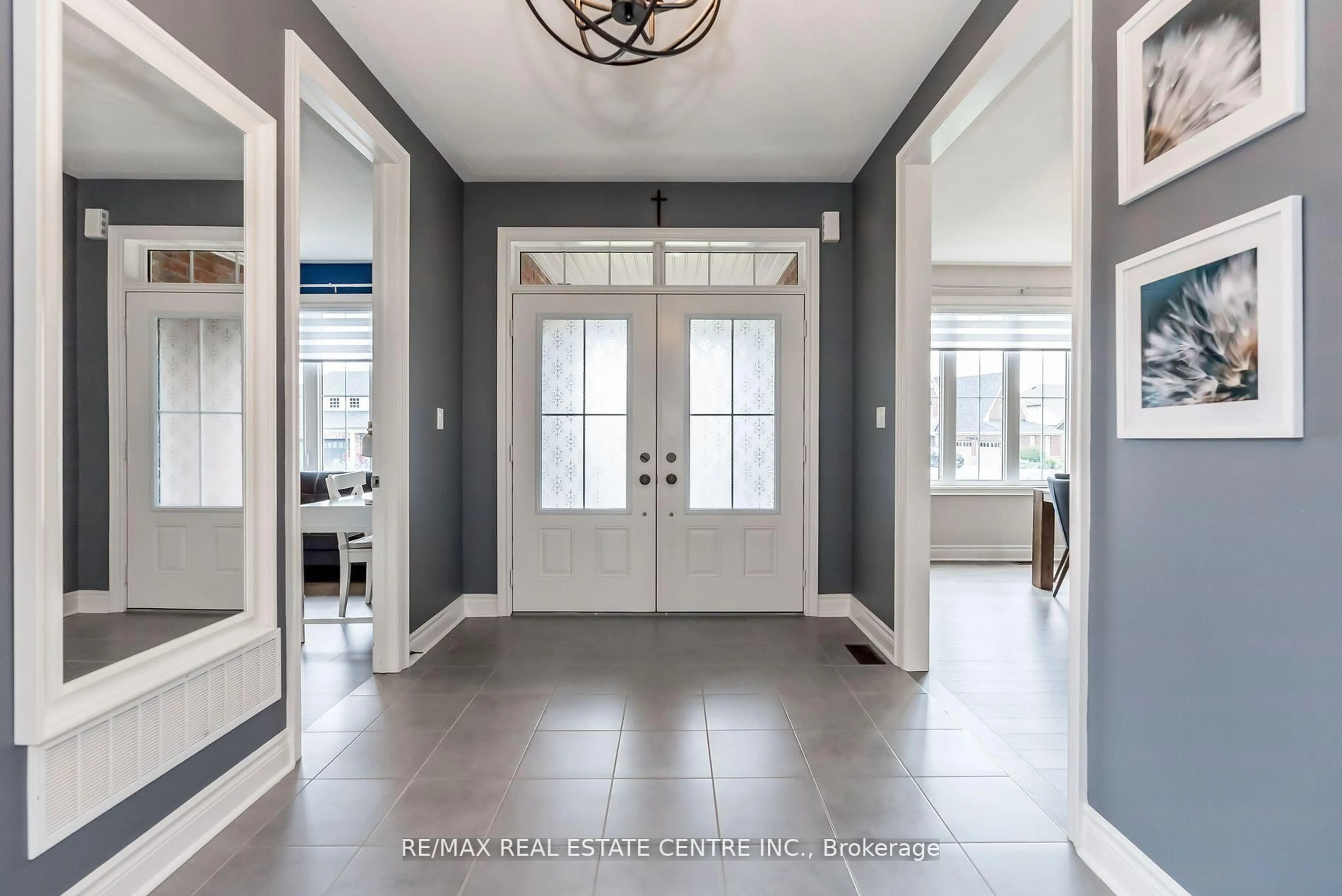 Indoor entryway for 5 Skelton St, Mono Ontario L9W 6W8