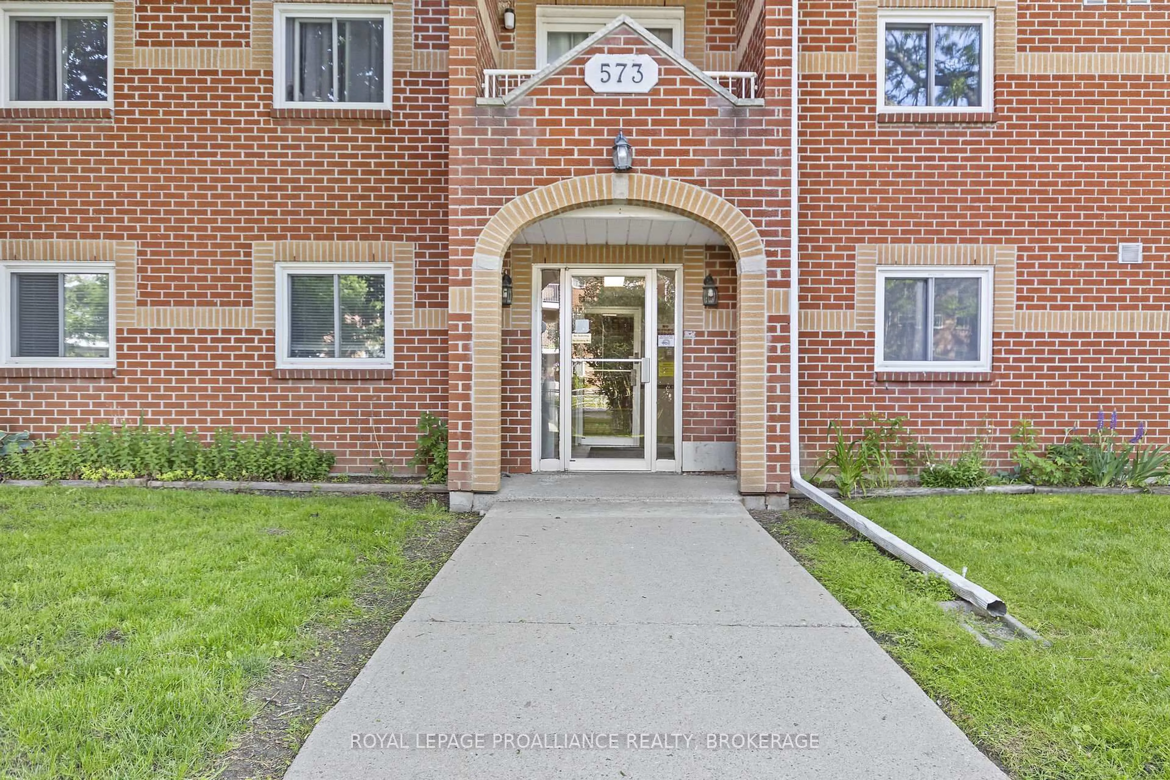 Indoor foyer for 573 Armstrong Rd #101, Kingston Ontario K7M 8J8