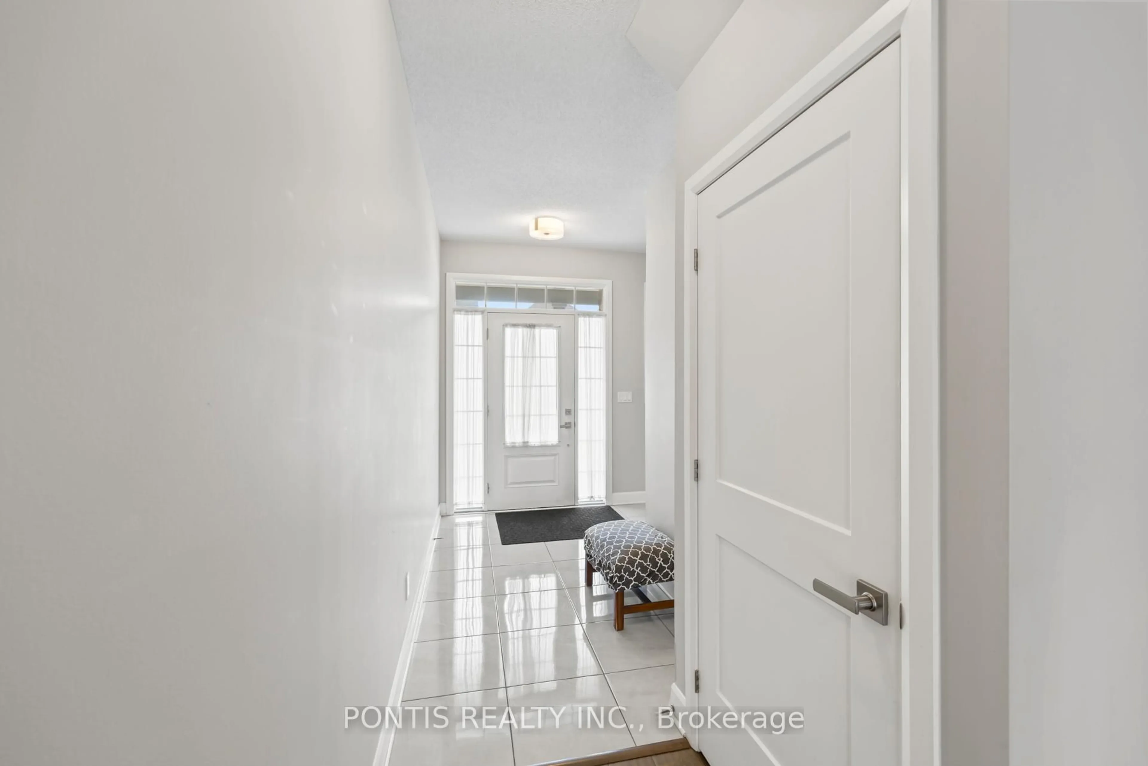 Indoor entryway for 1510 Shira Dr, Kingston Ontario K7P 0S3