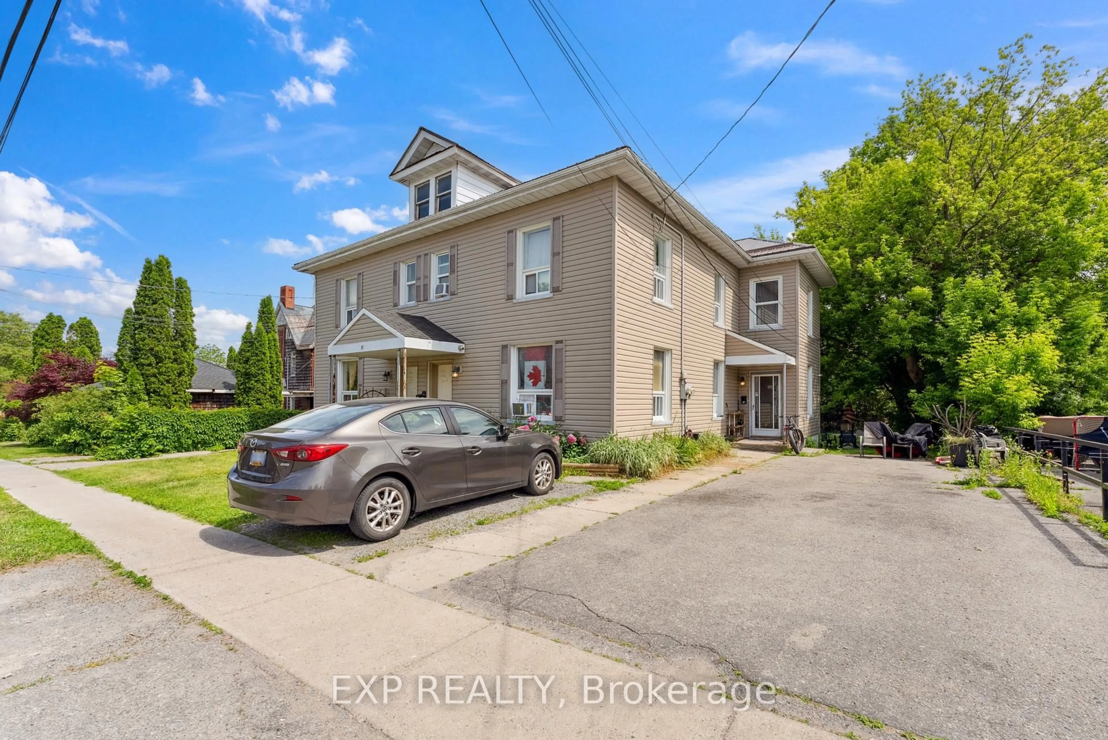 A pic from outside/outdoor area/front of a property/back of a property/a pic from drone, building for 17 Spring St, Belleville Ontario K8N 2Z6