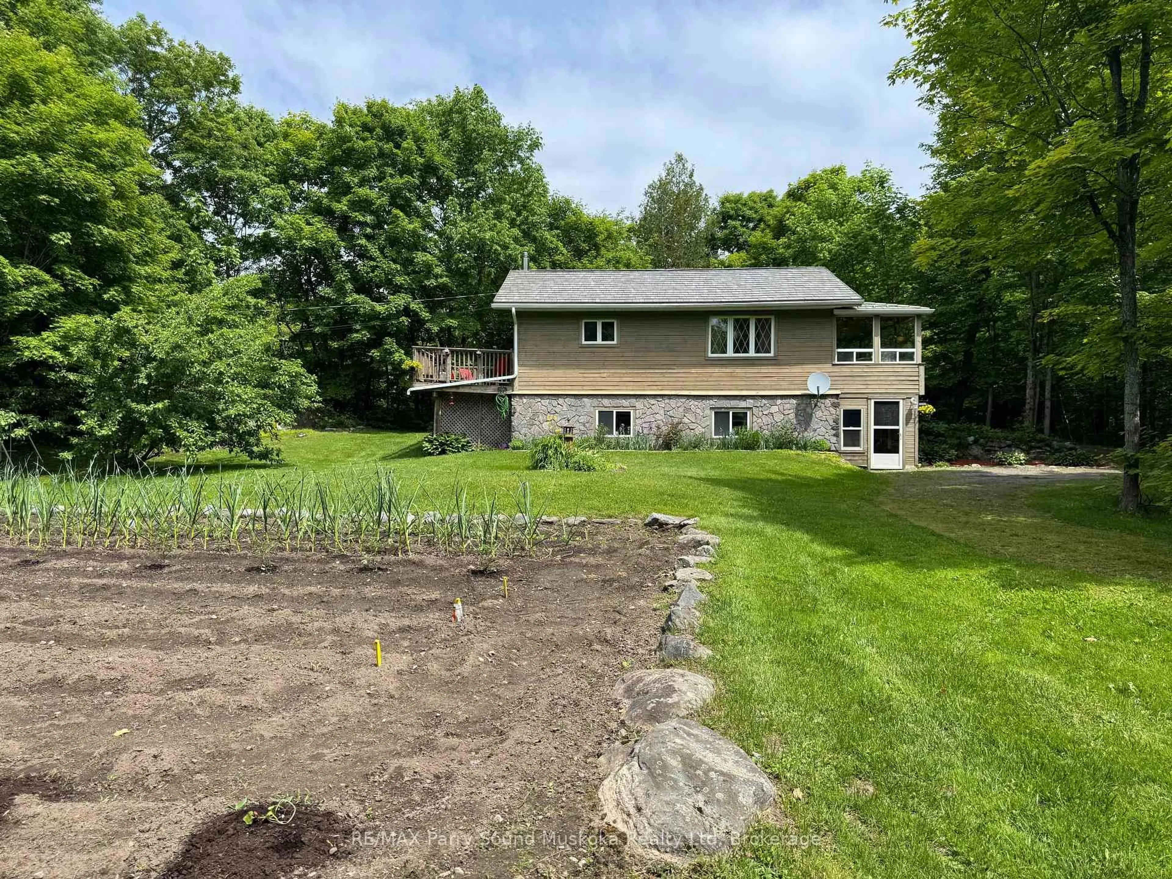 A pic from outside/outdoor area/front of a property/back of a property/a pic from drone, water/lake/river/ocean view for 18 Jones Rd, McKellar Ontario P2A 0B5