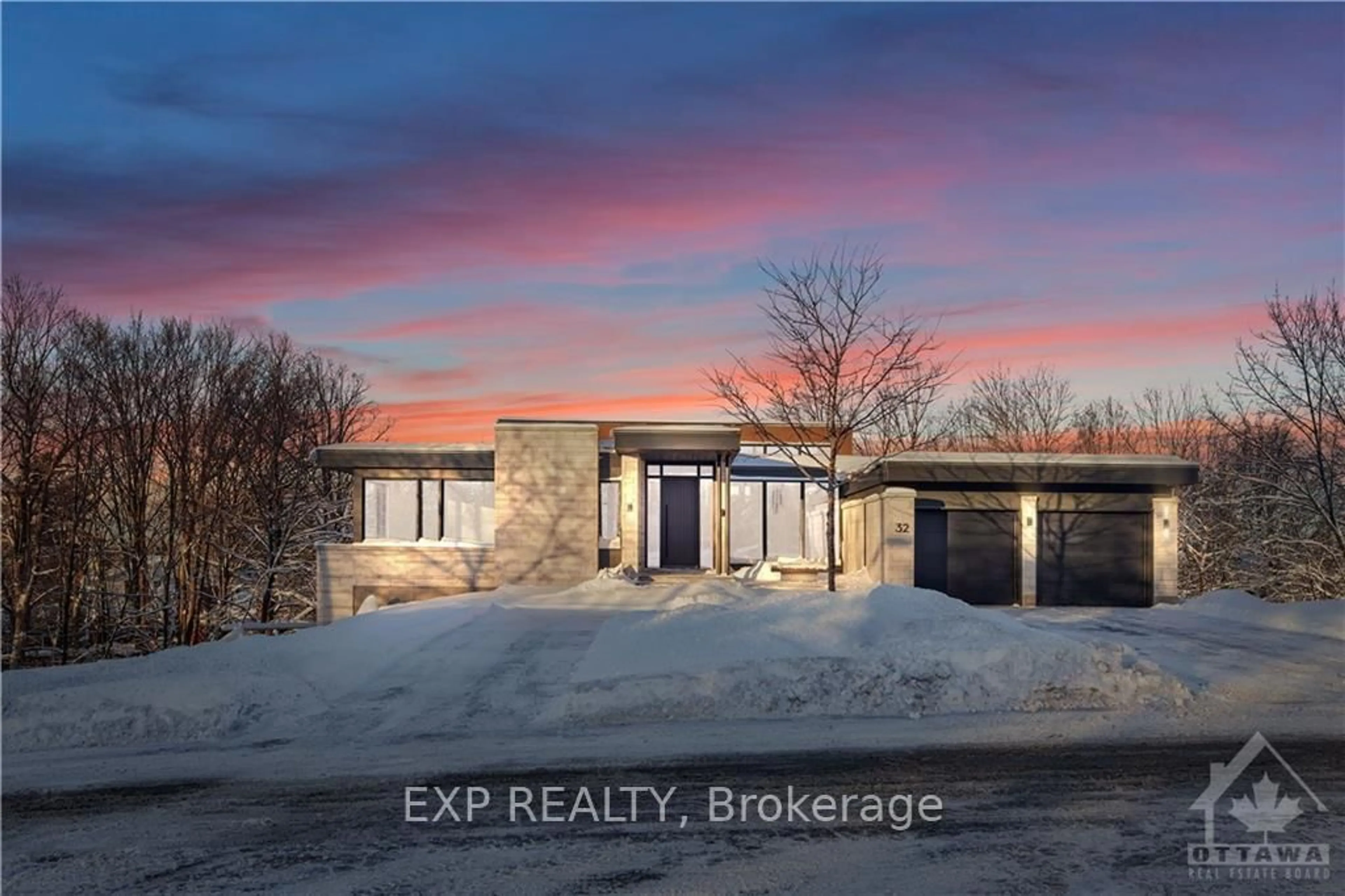 A pic from outside/outdoor area/front of a property/back of a property/a pic from drone, street for 32 CLOVELLY Rd, Ottawa Ontario K1J 6M2